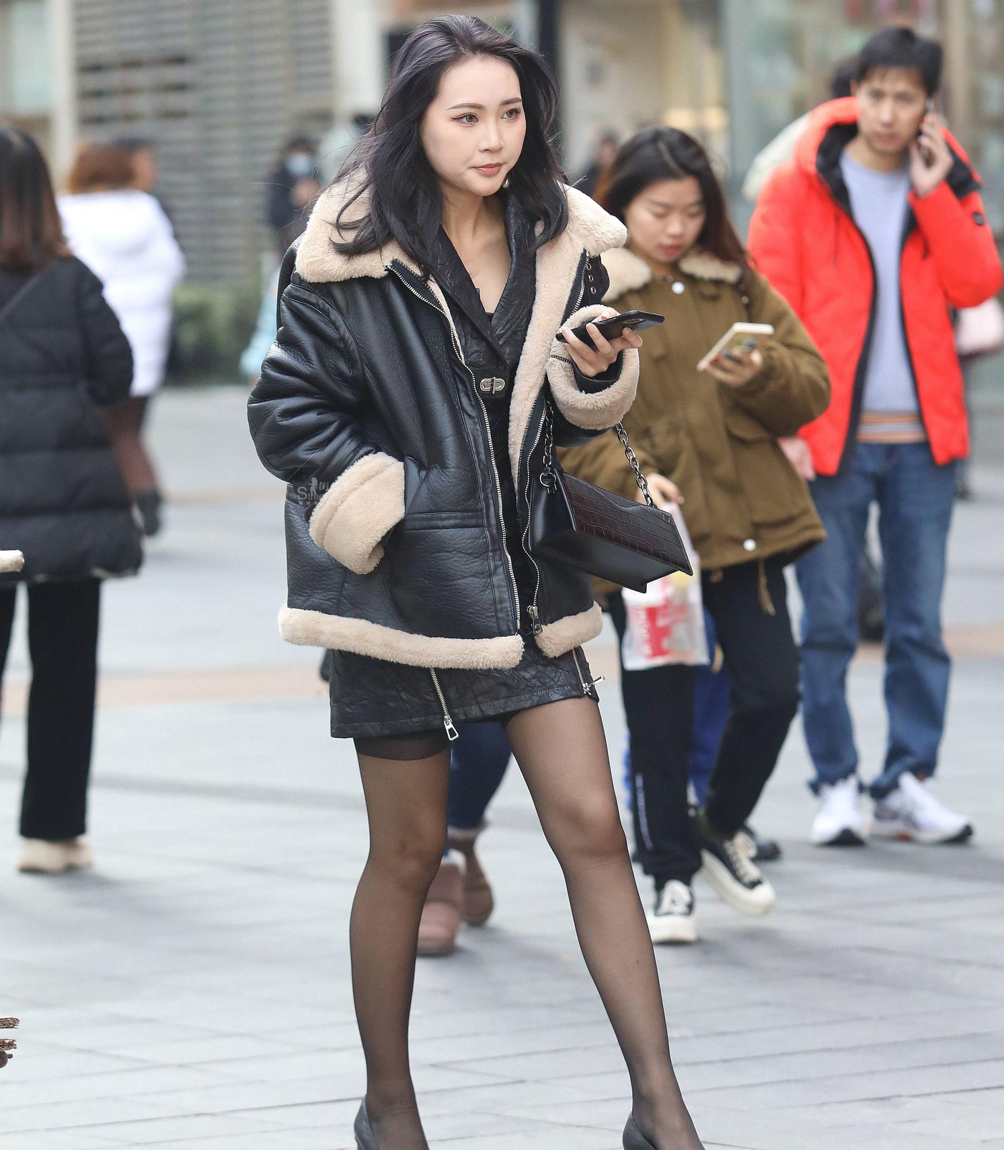 漂亮街拍黑丝妹子