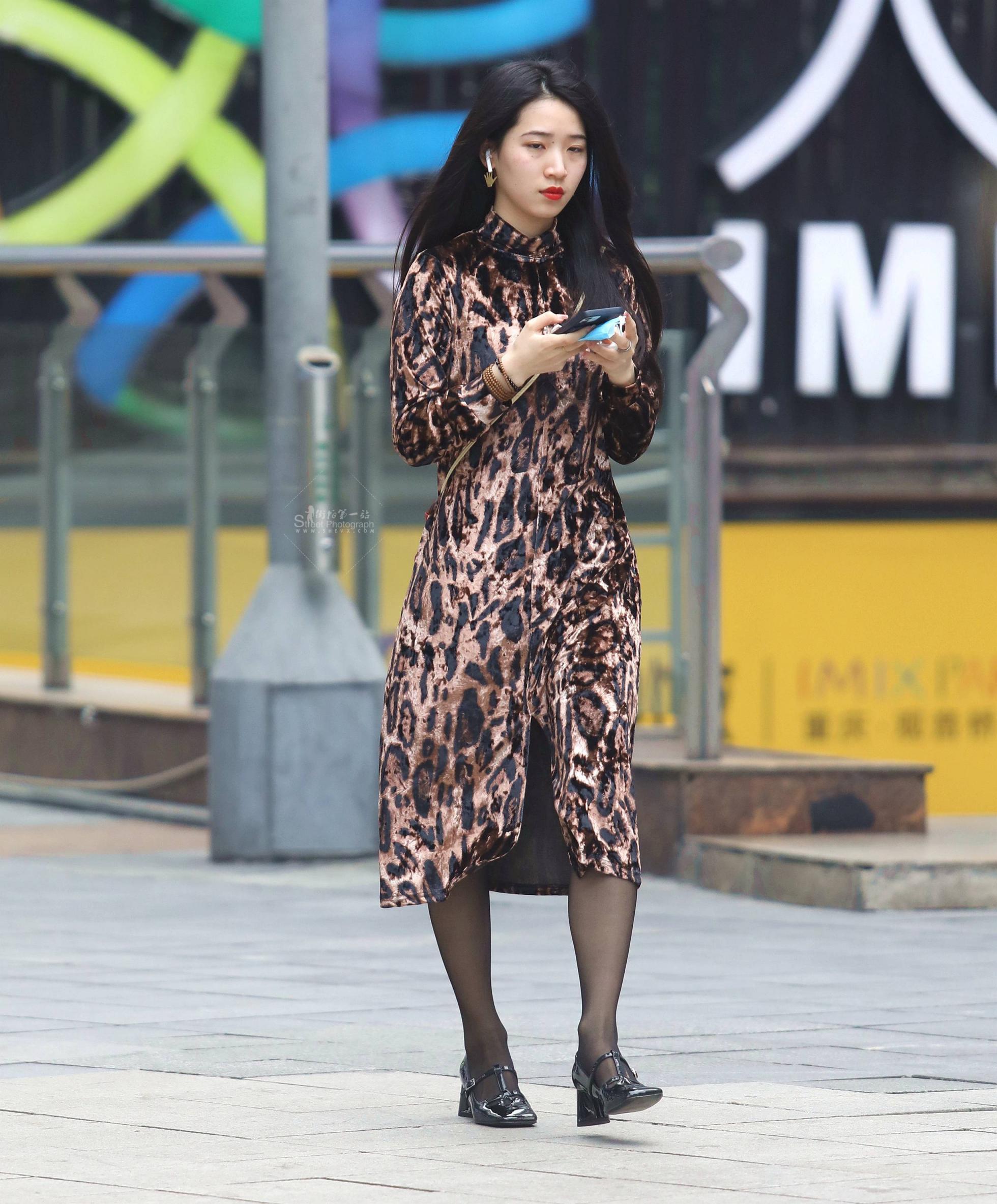  漂亮街拍黑丝妹子
