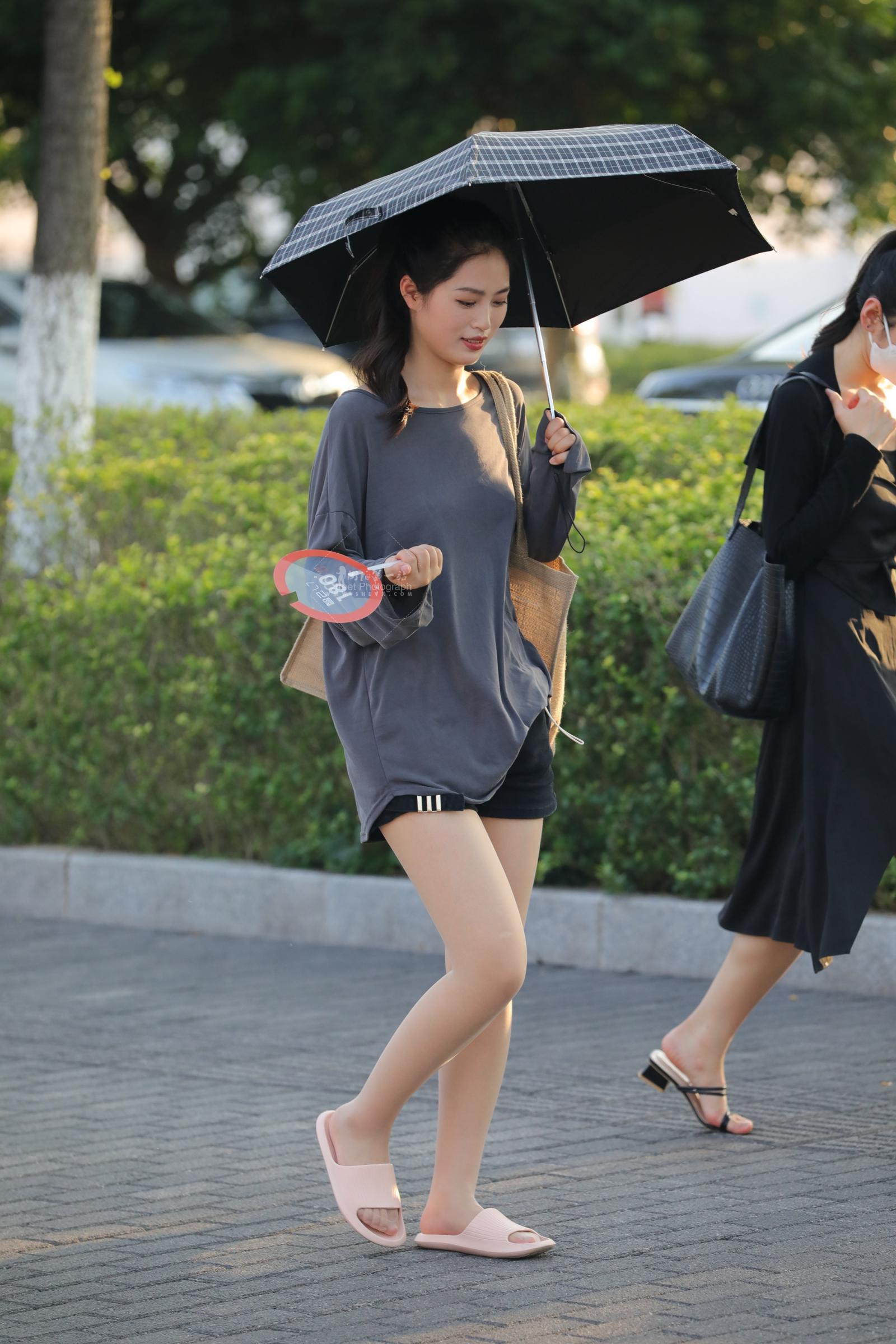 【街拍心灵】车展礼仪下班街拍高跟累穿拖鞋肉 丝热乎乎