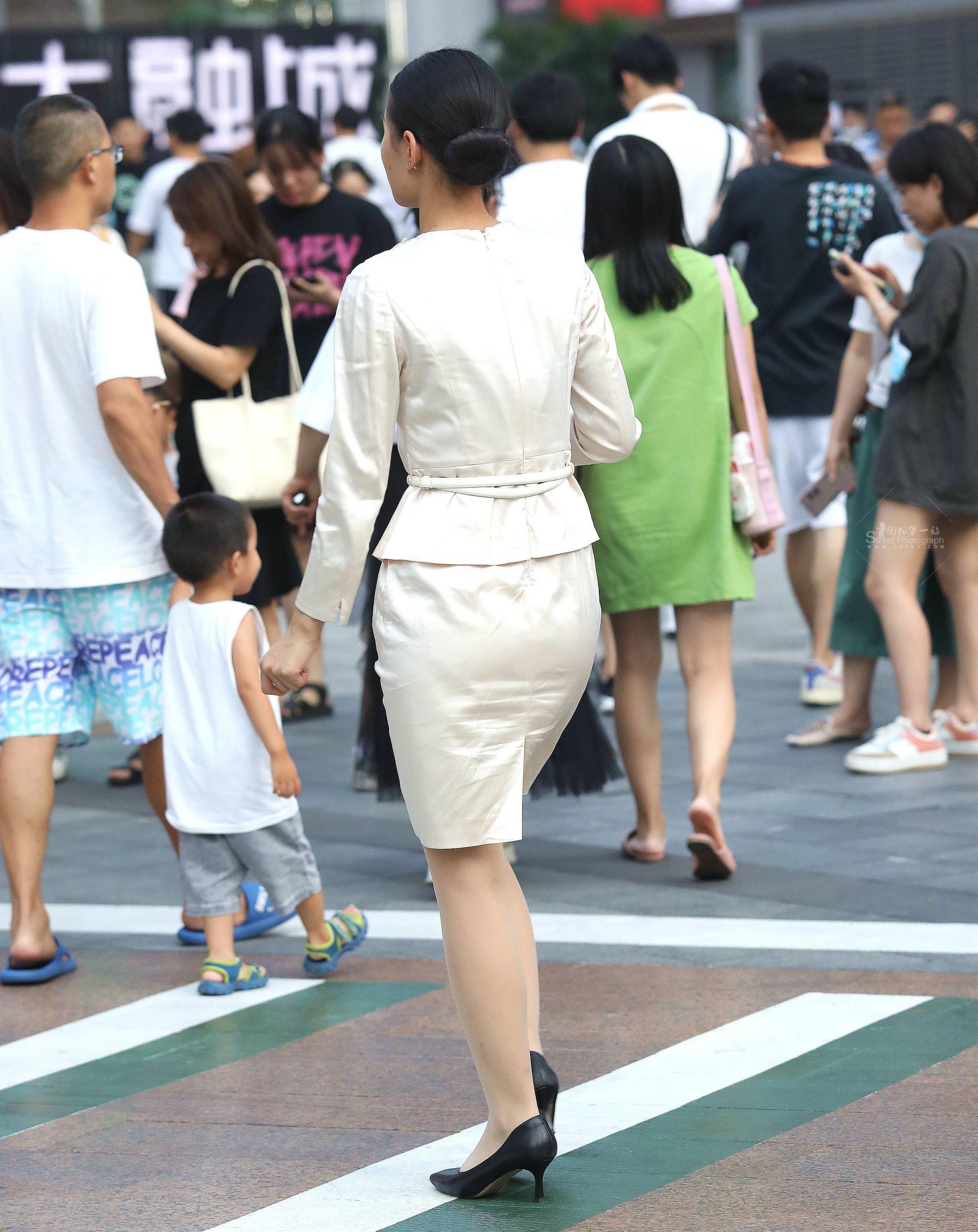 » 【珏一笑而过】诱惑肉丝高跟街拍OL