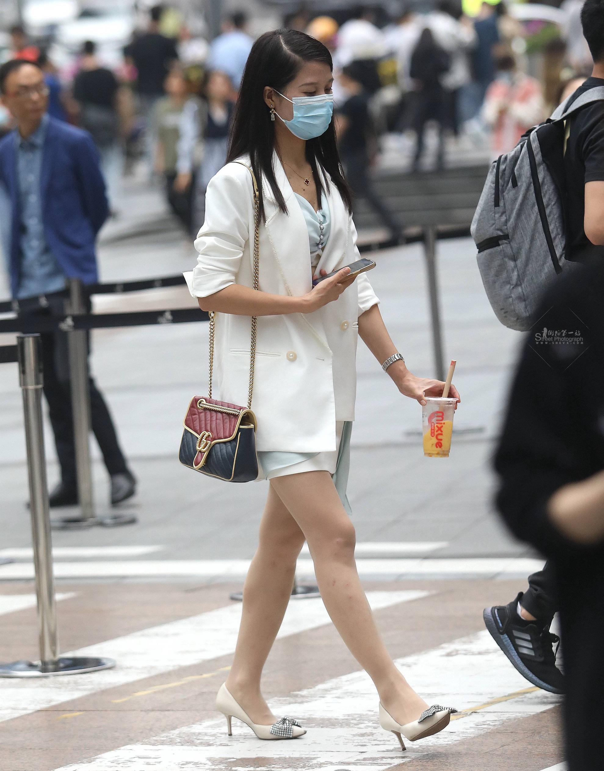  诱惑肉丝街拍高跟shaofu