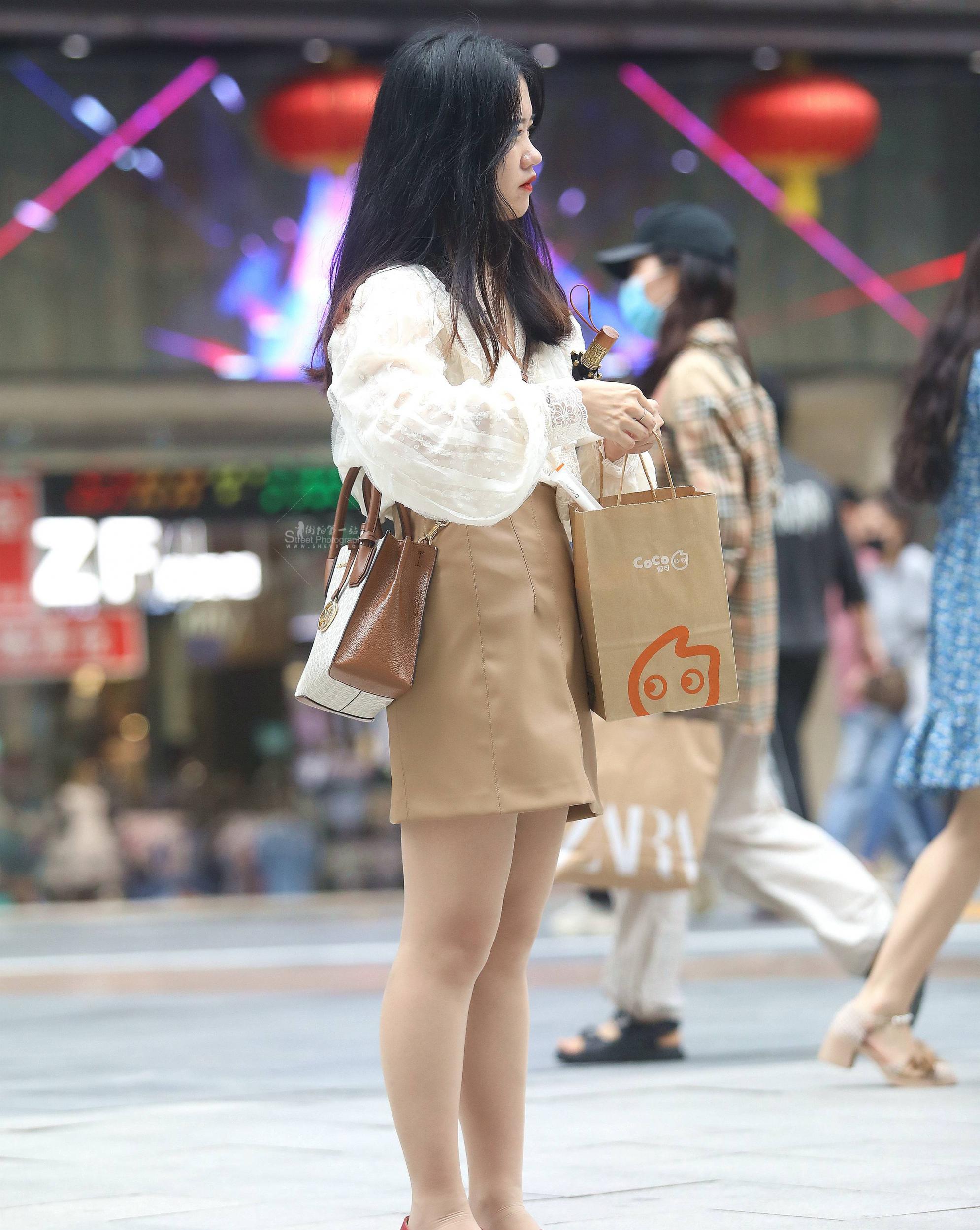  街拍肉丝妹子