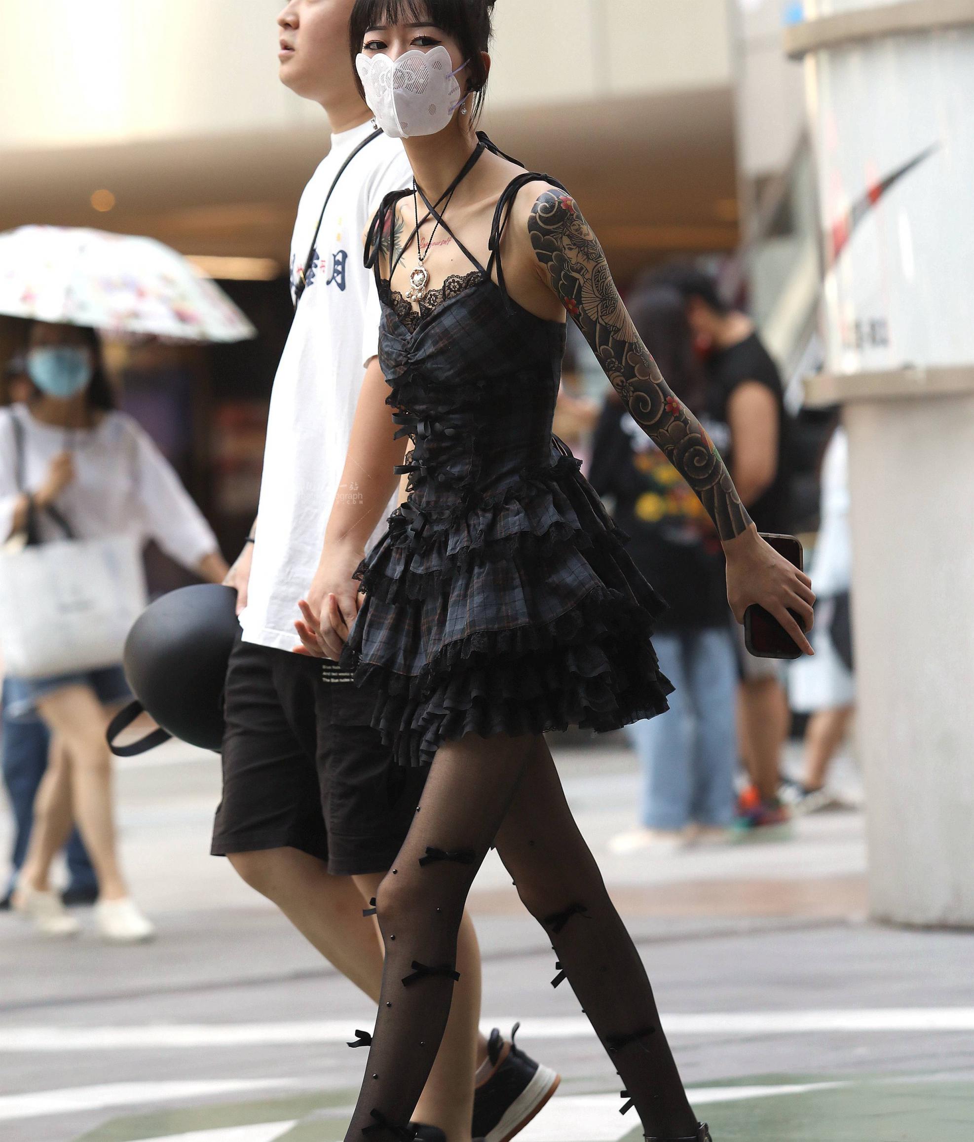 街拍黑丝妹子