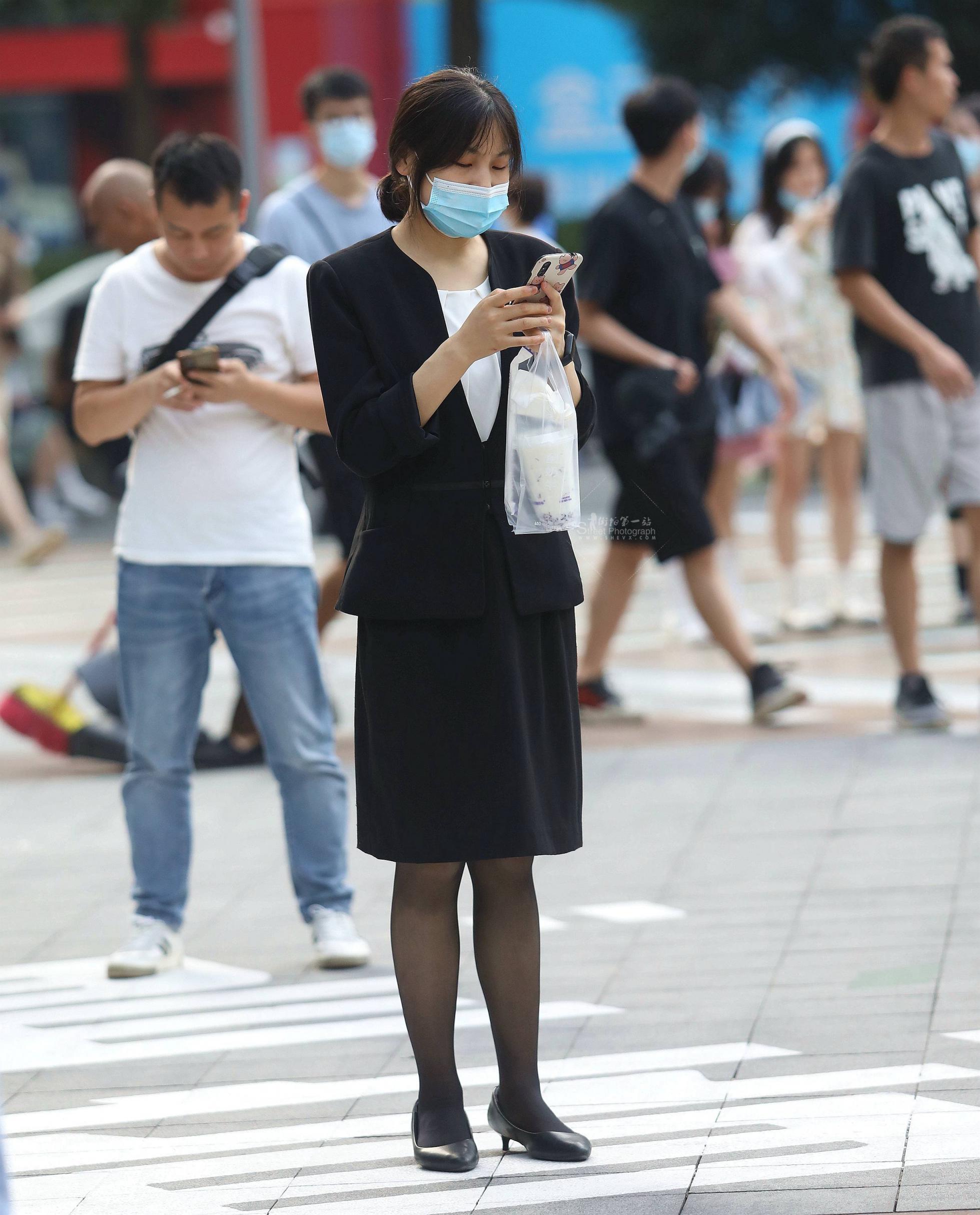 街拍黑丝高跟OL