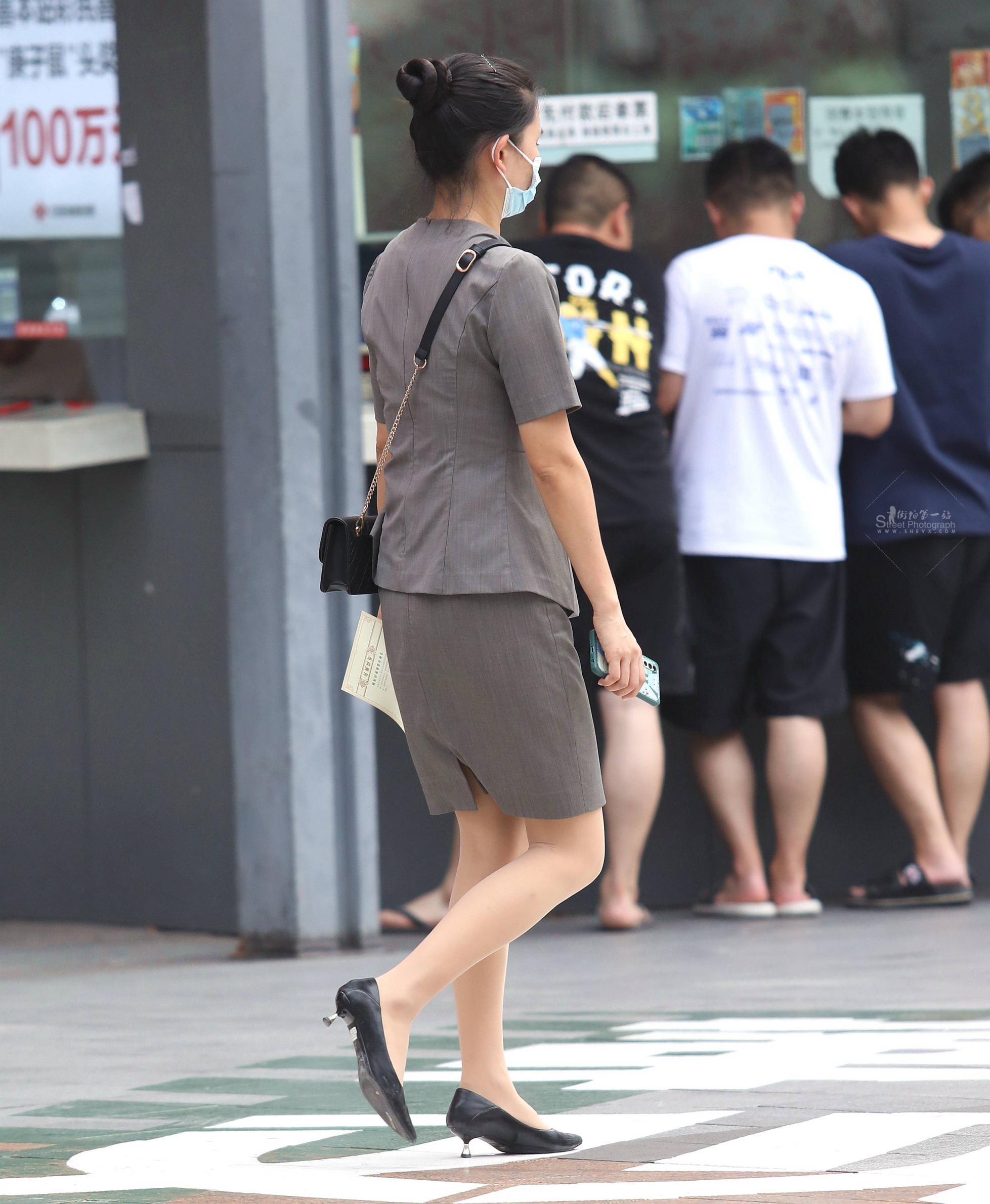 诱惑肉丝街拍高跟OL