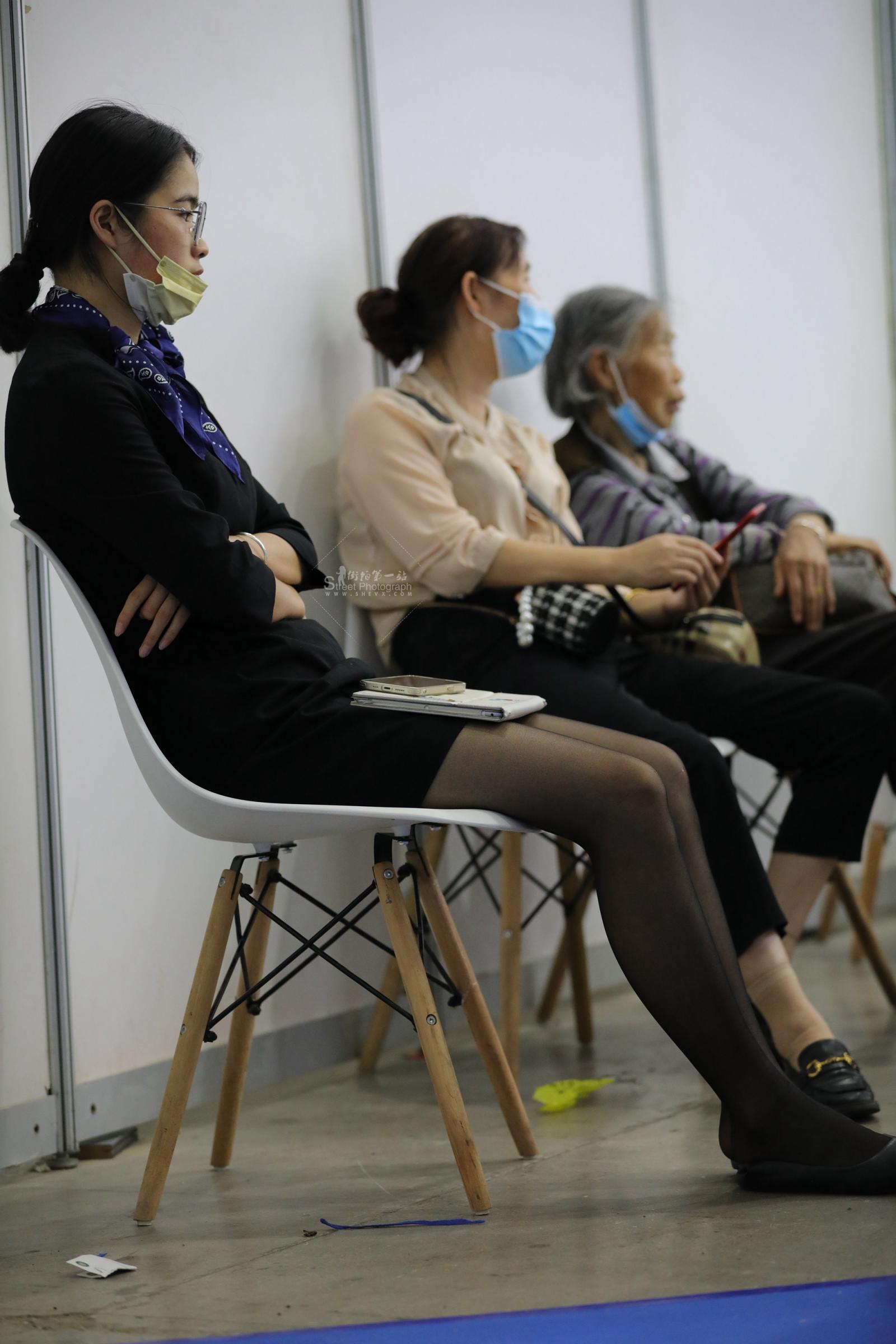  【街拍心灵】路虎销shou黑 丝美tui休息区脱鞋歇歇