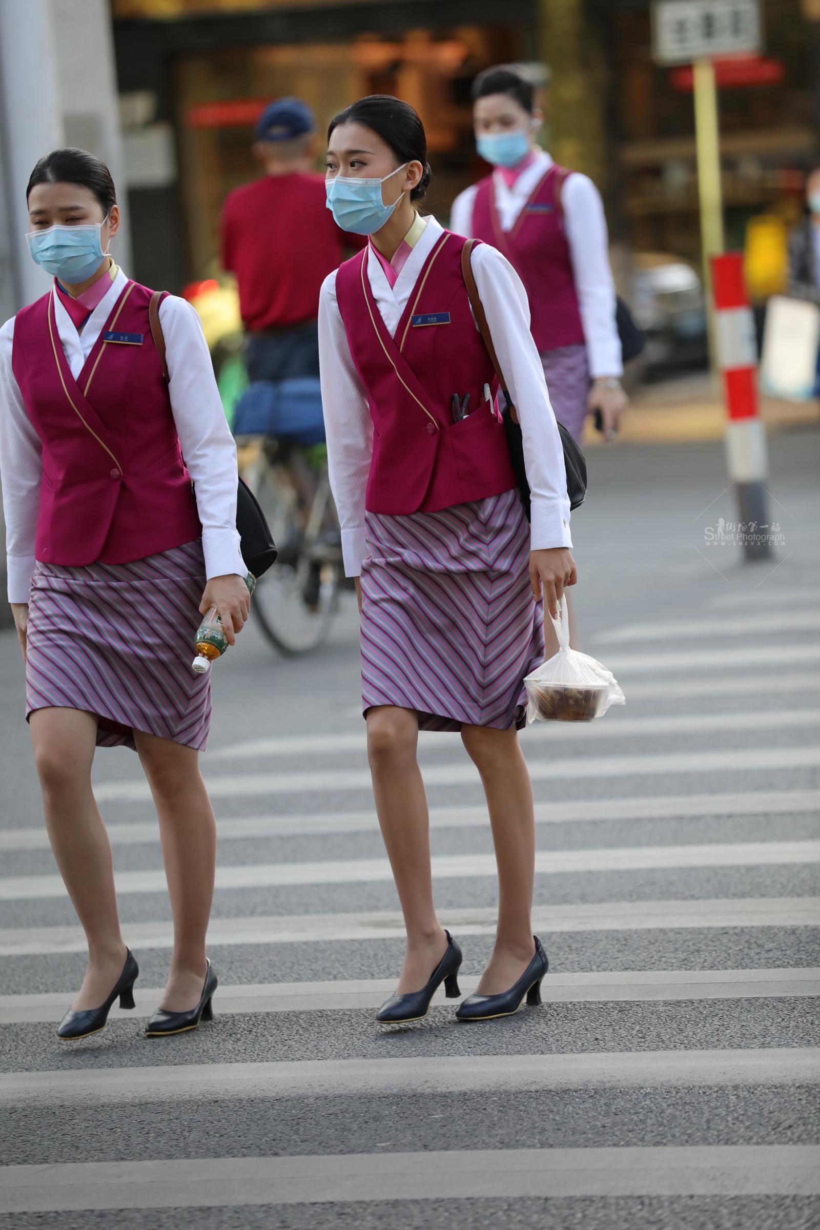 【街拍心灵】空姐下班肉 丝街拍高跟美腿哇噻