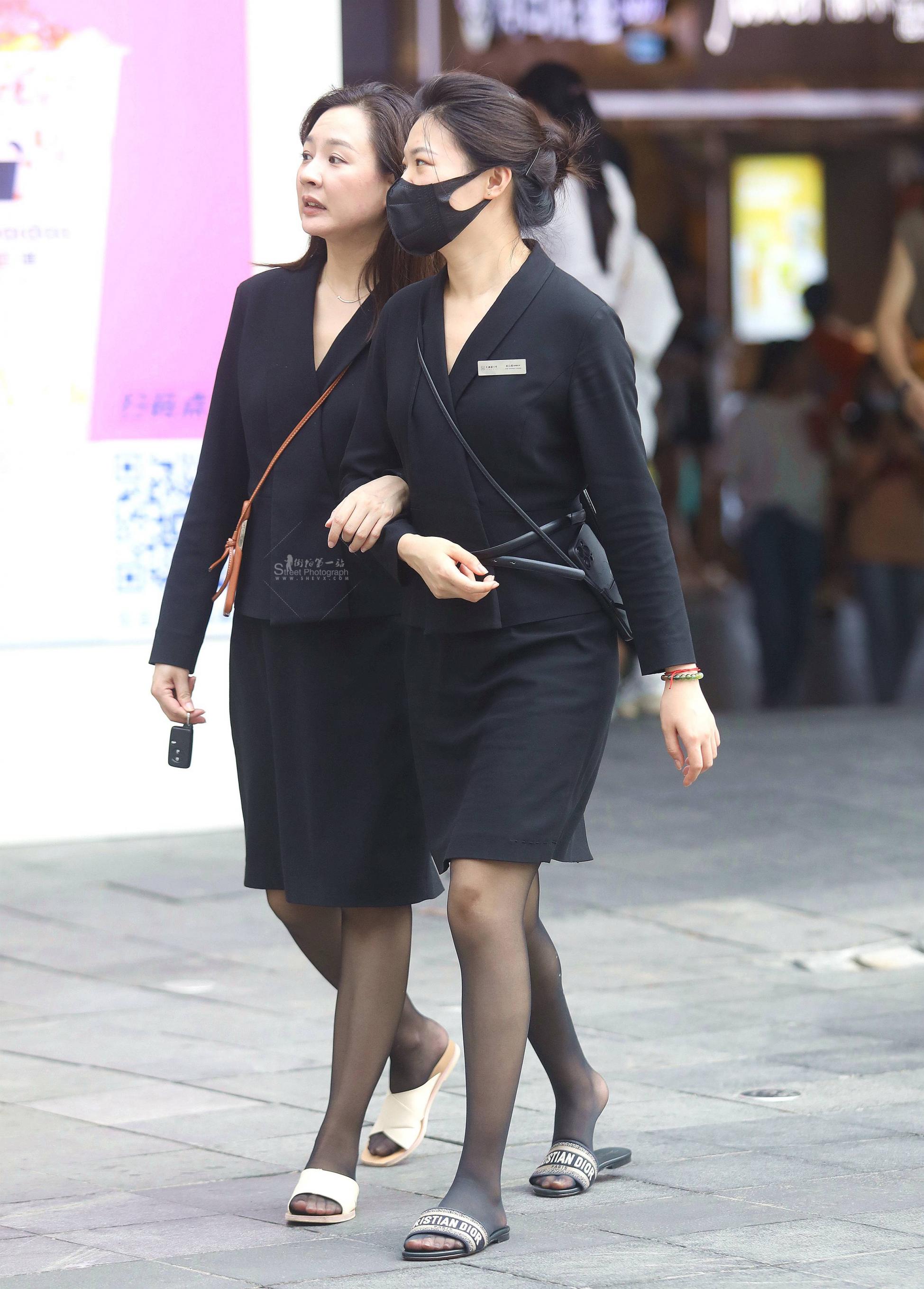 街拍黑丝拖鞋