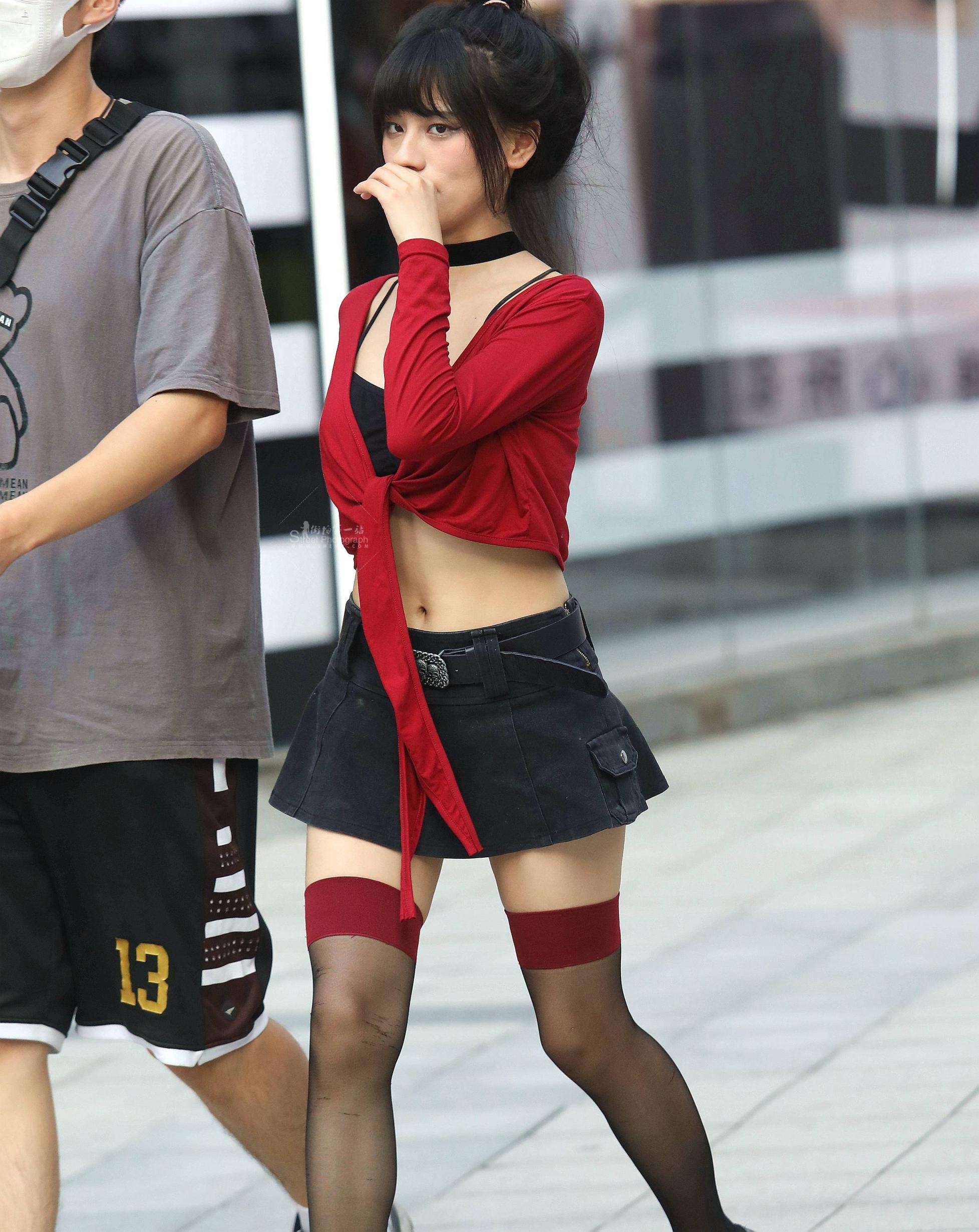 诱惑街拍黑丝短裙妹子