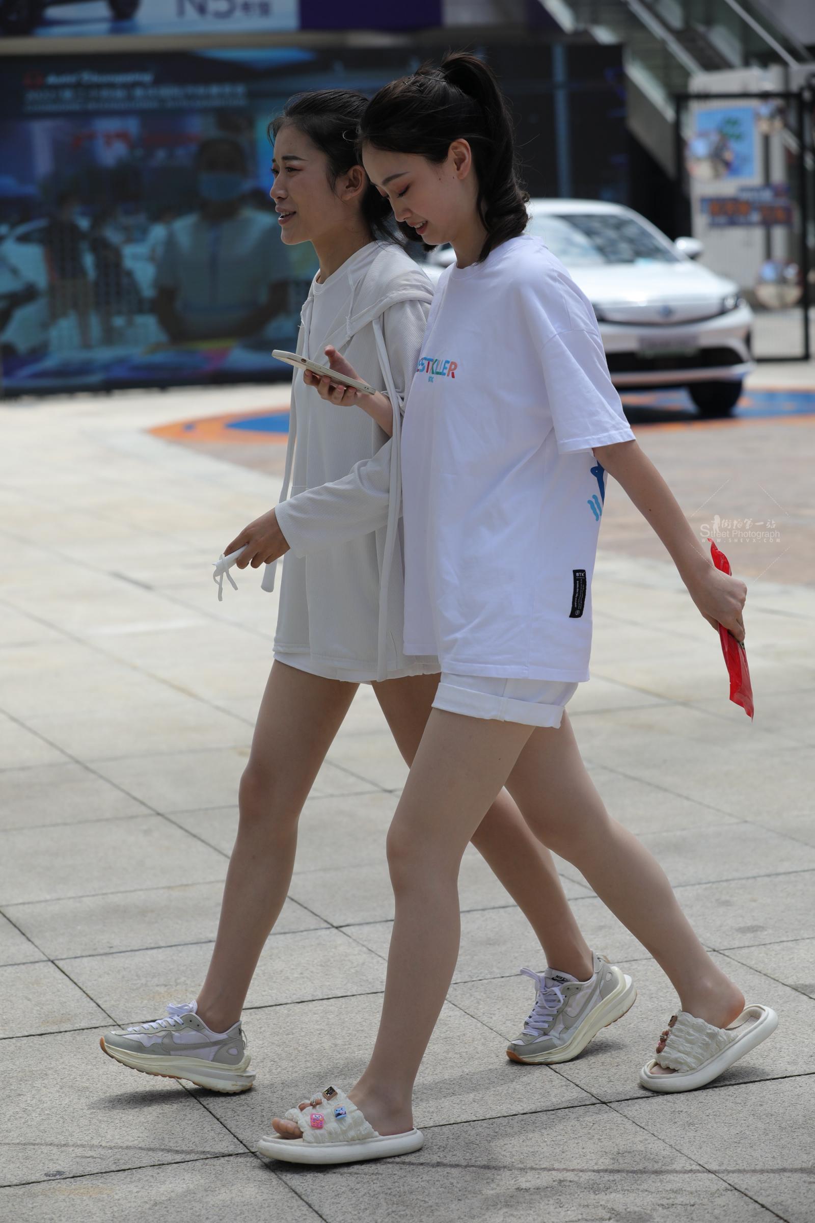  【街拍心灵】车展礼仪累了喜欢穿拖鞋肉 丝美zu哇噻