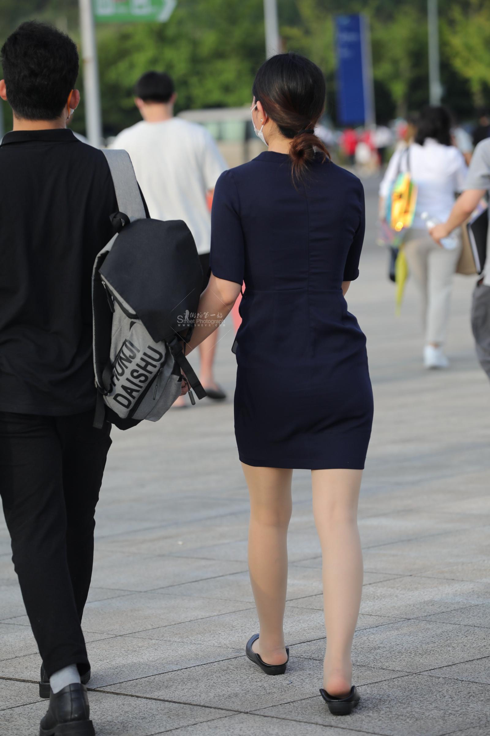 【街拍心灵】汽车销售下班街拍肉丝踩鞋哇噻