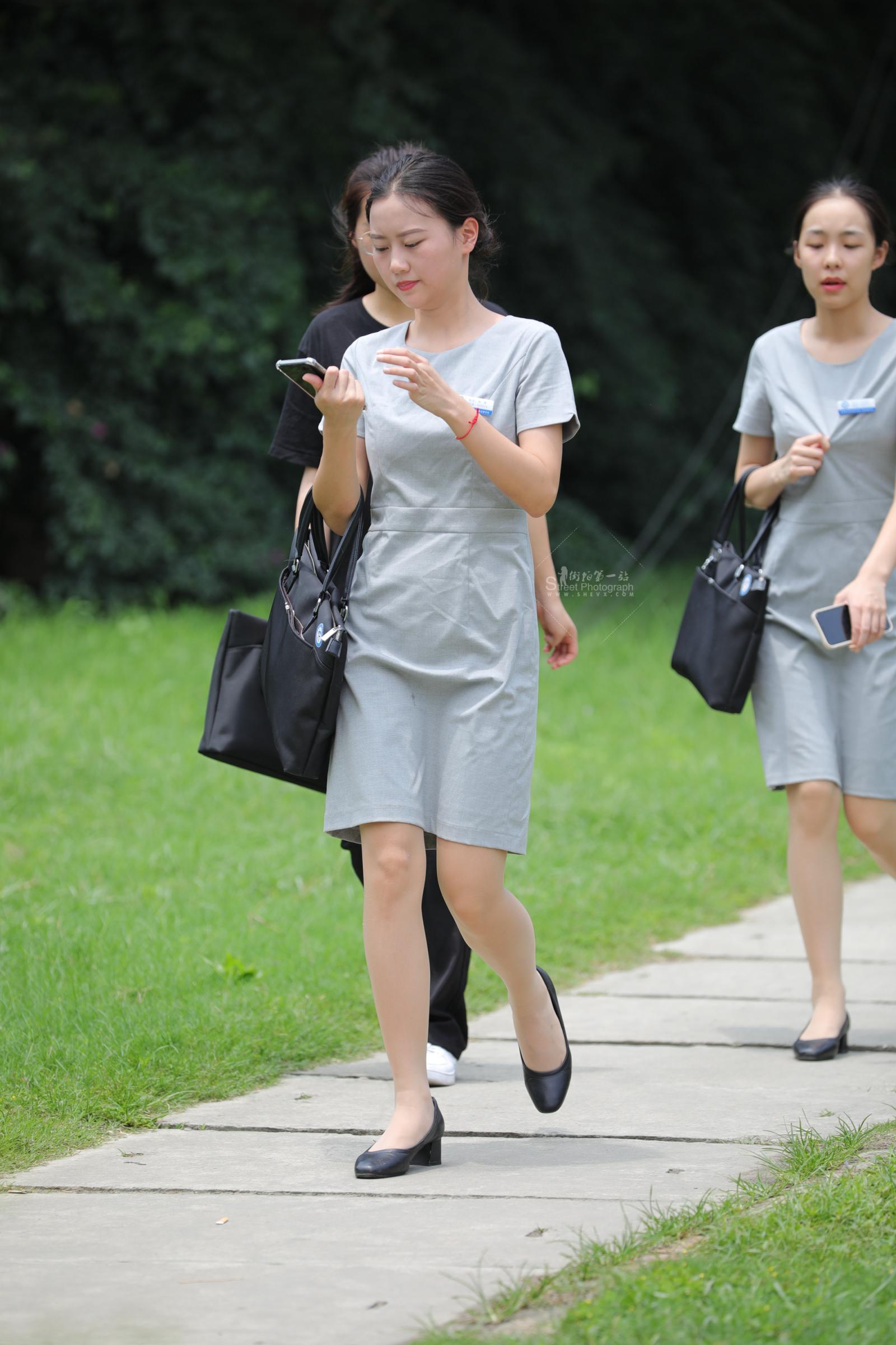 【街拍心灵】空乘学校小姐姐每天肉丝街拍高跟