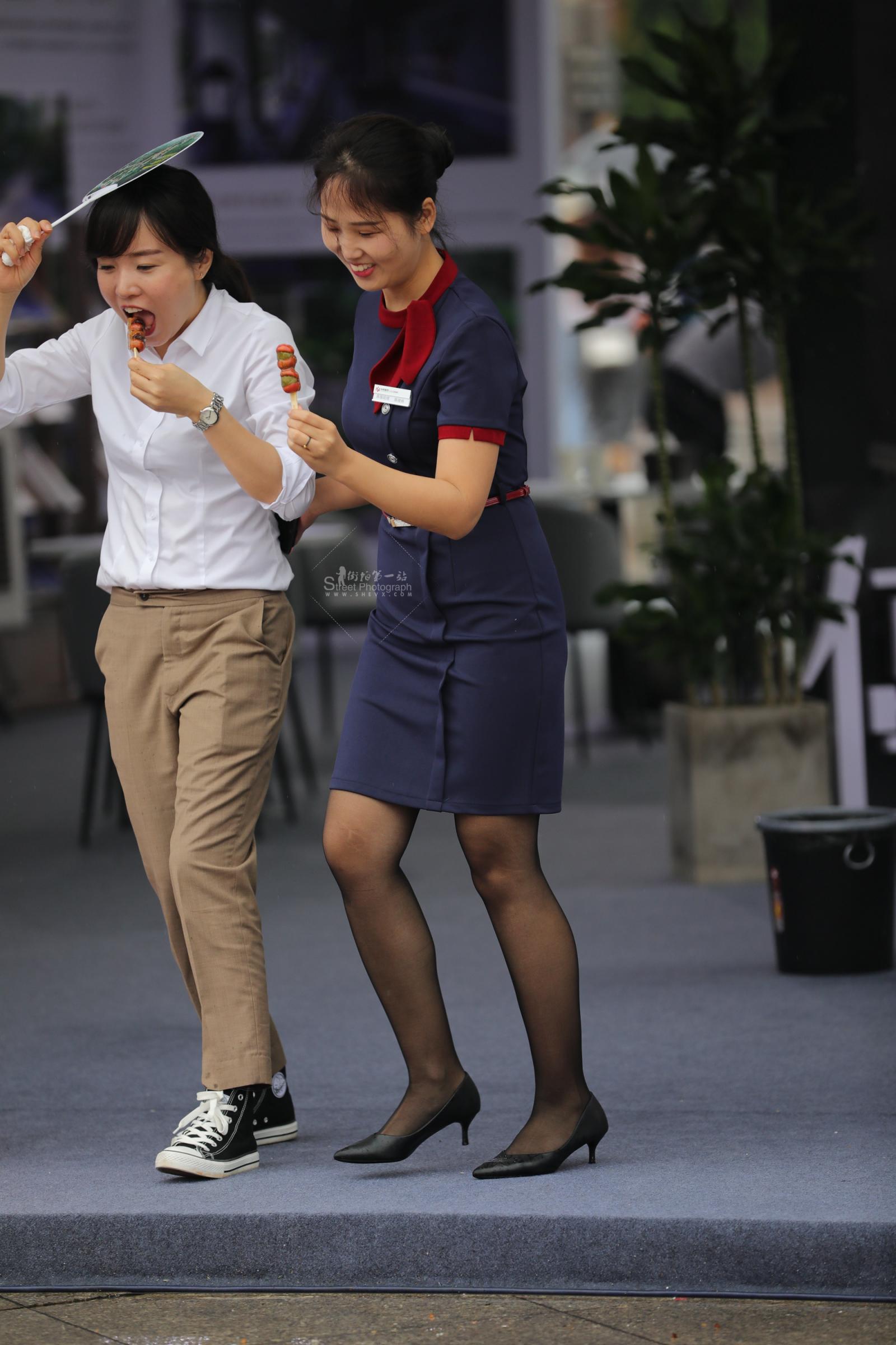 街拍心灵】售 楼 处街拍黑丝高跟小姐姐