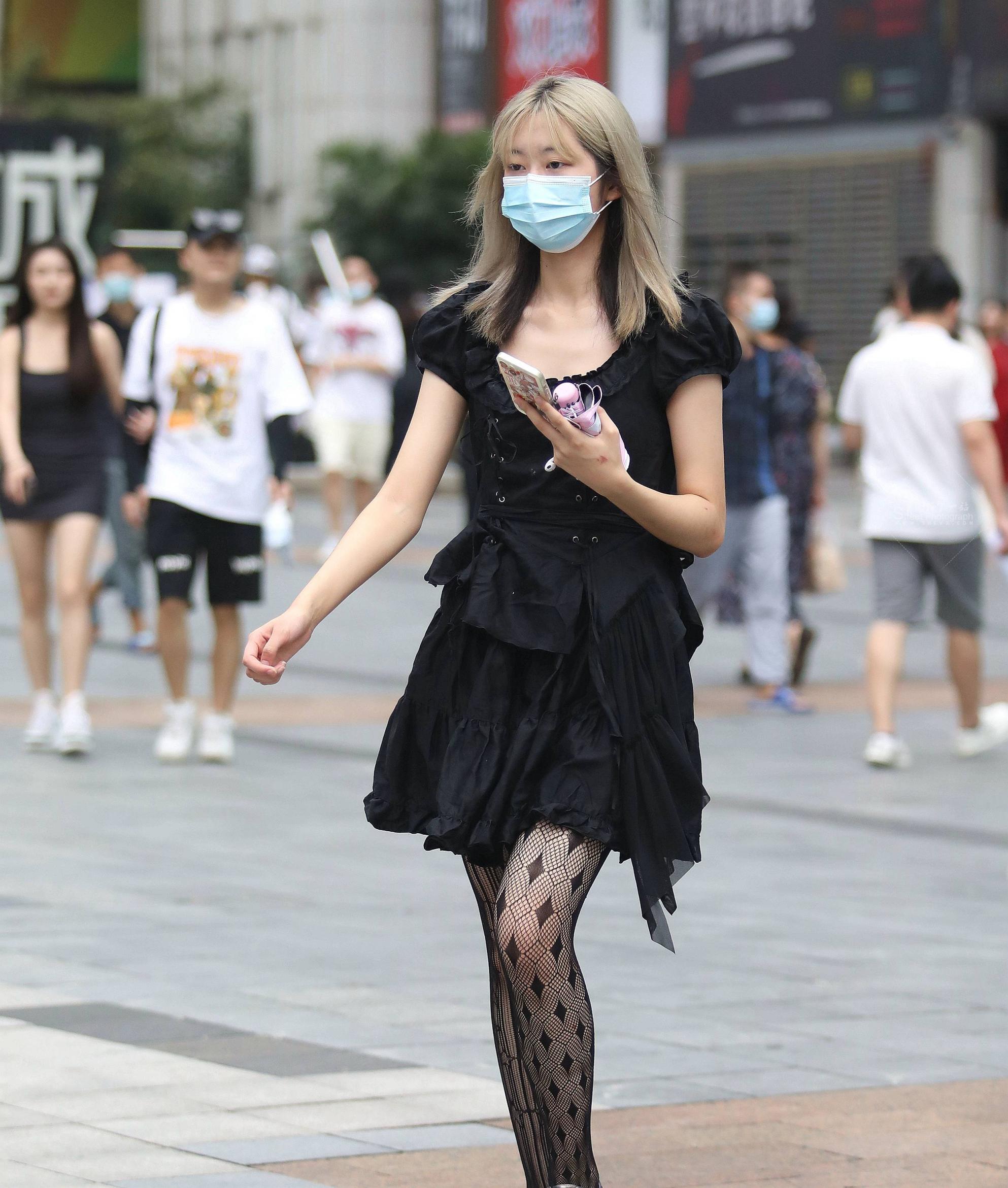  街拍黑丝妹子