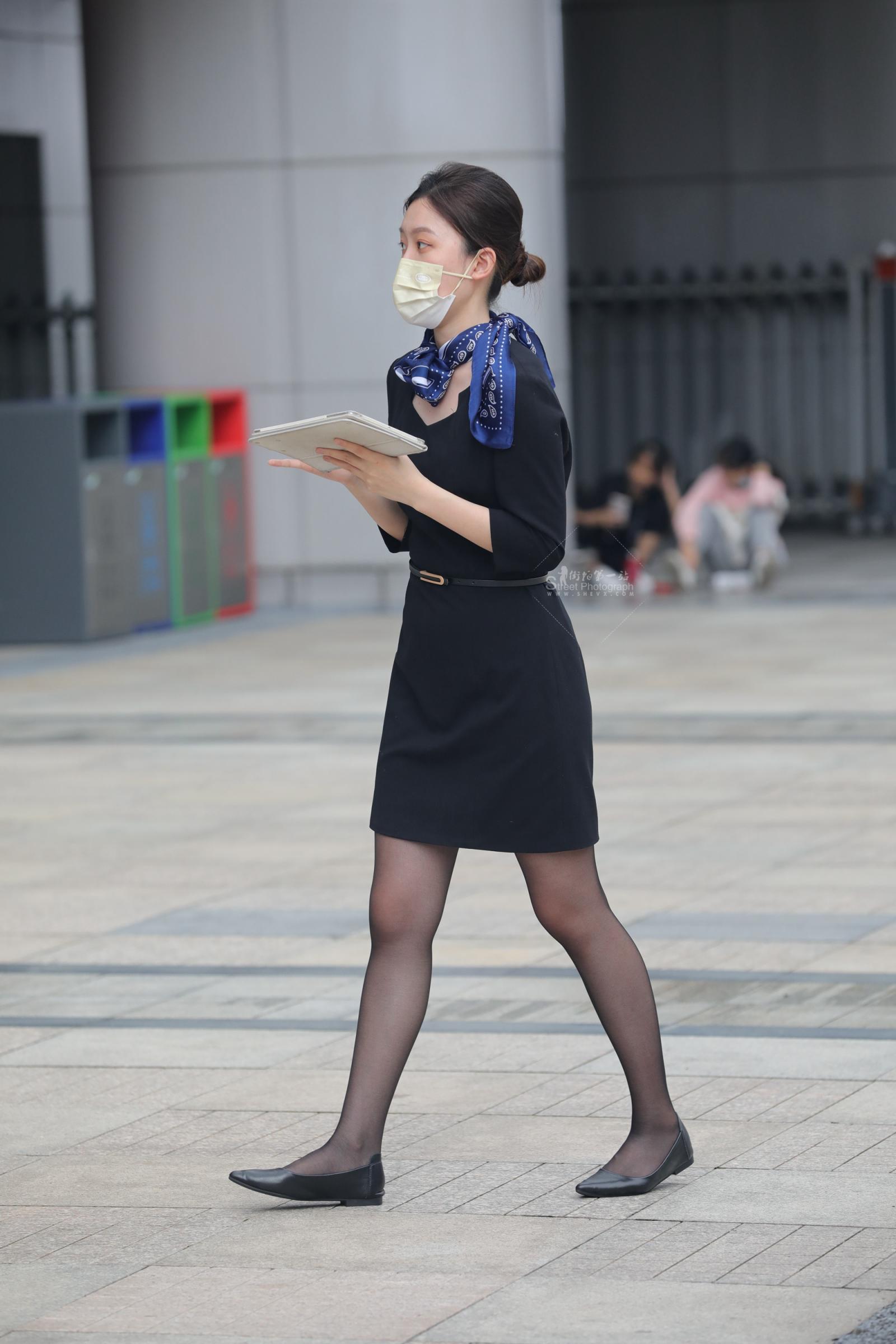  【街拍心灵】路虎品牌大使美tui街拍黑丝很哇噻