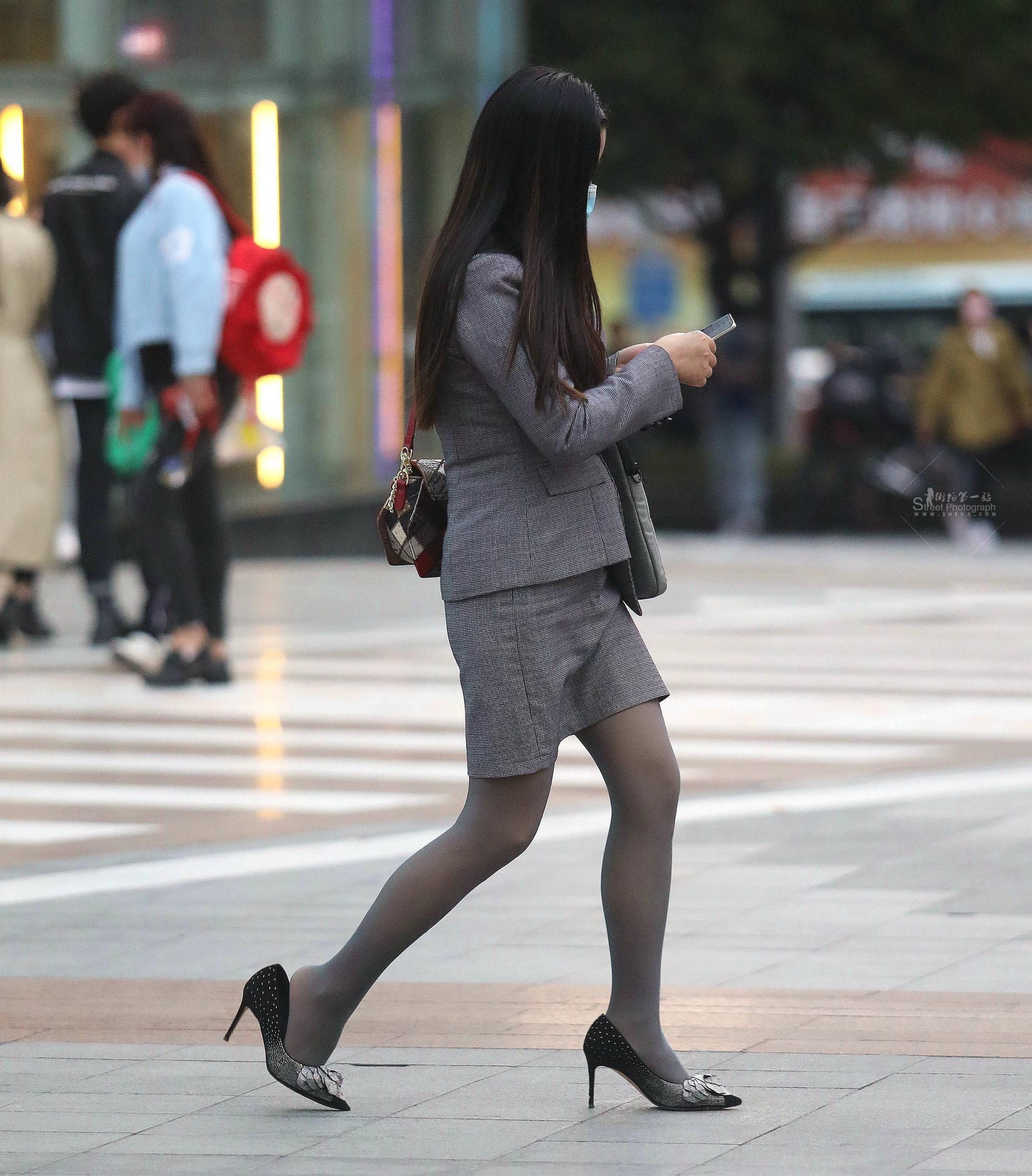 » 诱惑街拍灰丝高跟