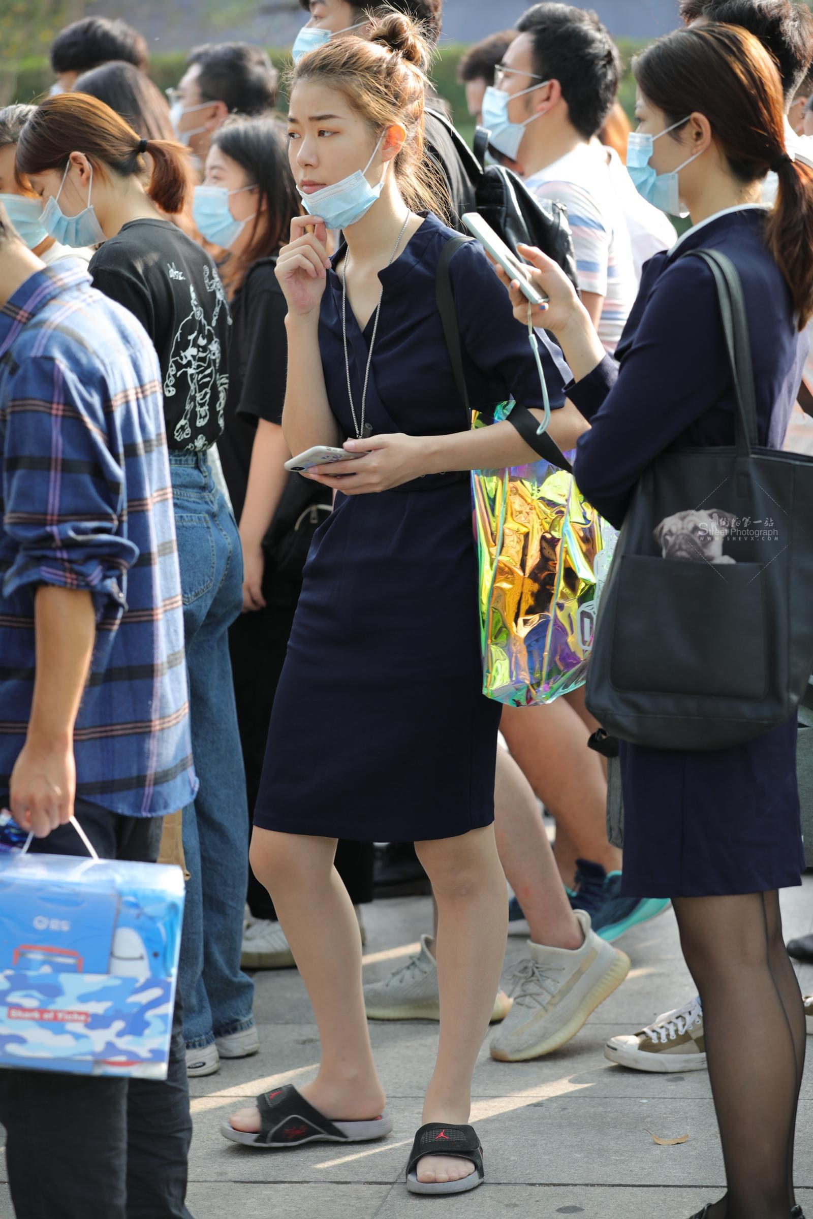 【街拍心灵】车展礼仪肉 丝穿街拍高跟久了下班穿拖鞋