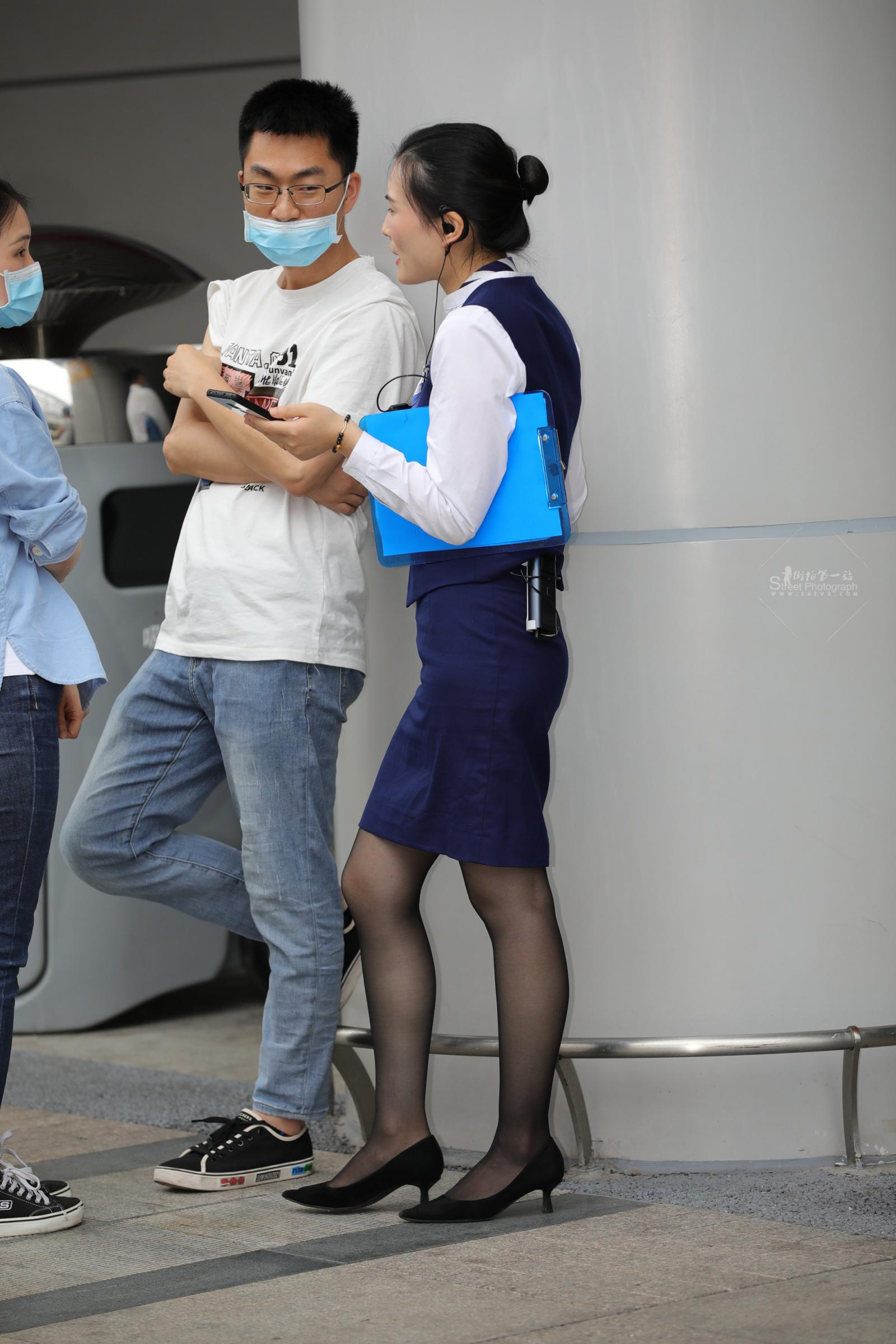 【街拍心灵】黑 丝街拍高跟汽车销售好哇噻