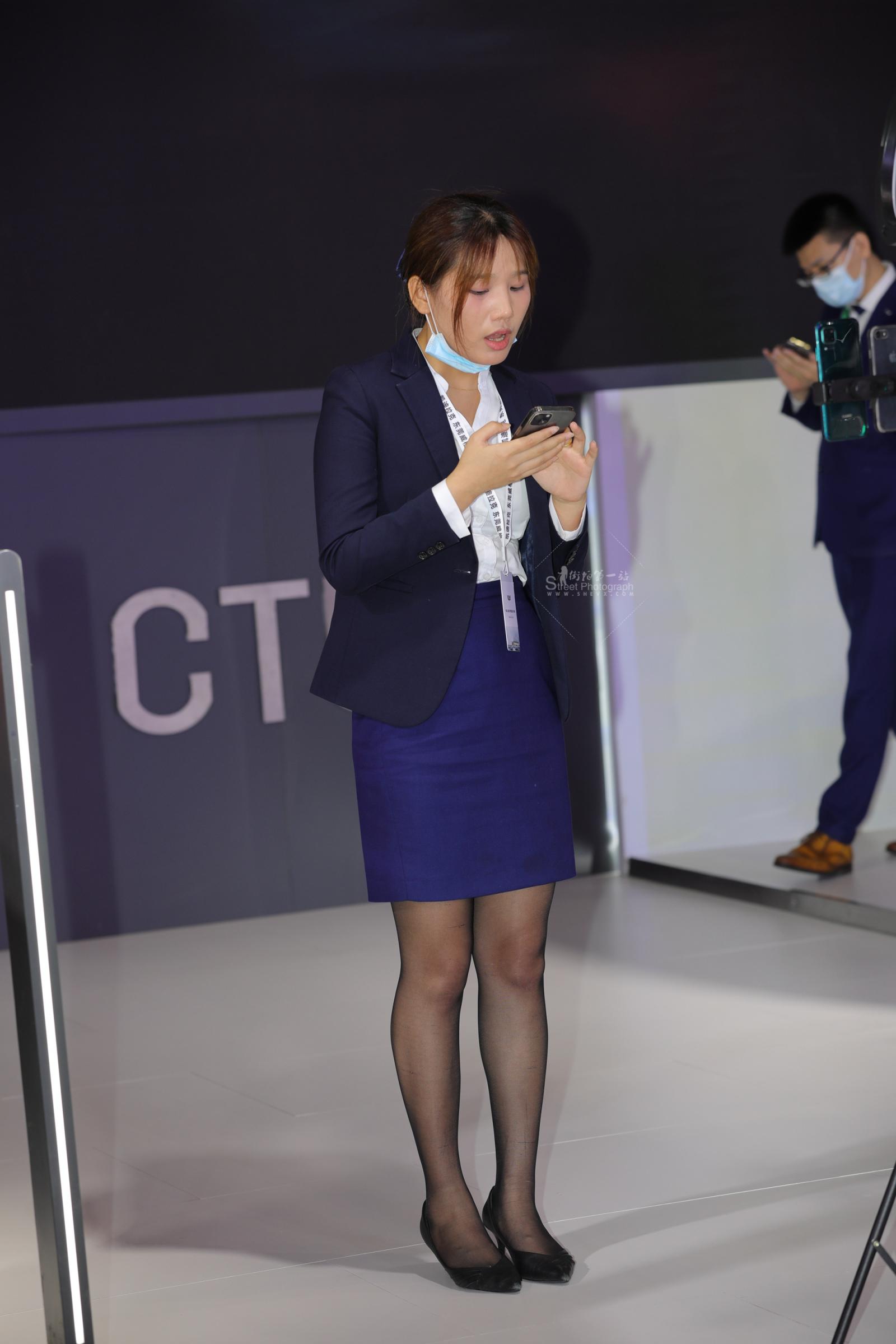  【街拍心灵】凯迪拉克主播黑 丝街拍高跟哇噻
