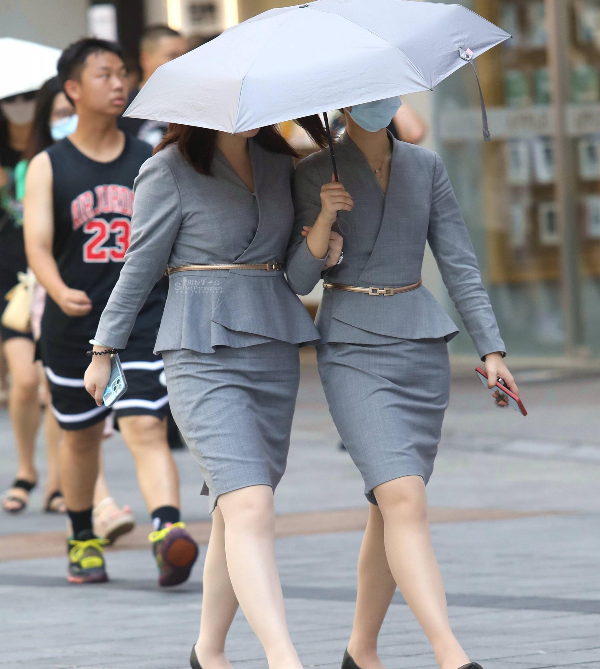 2个肉丝街拍OL