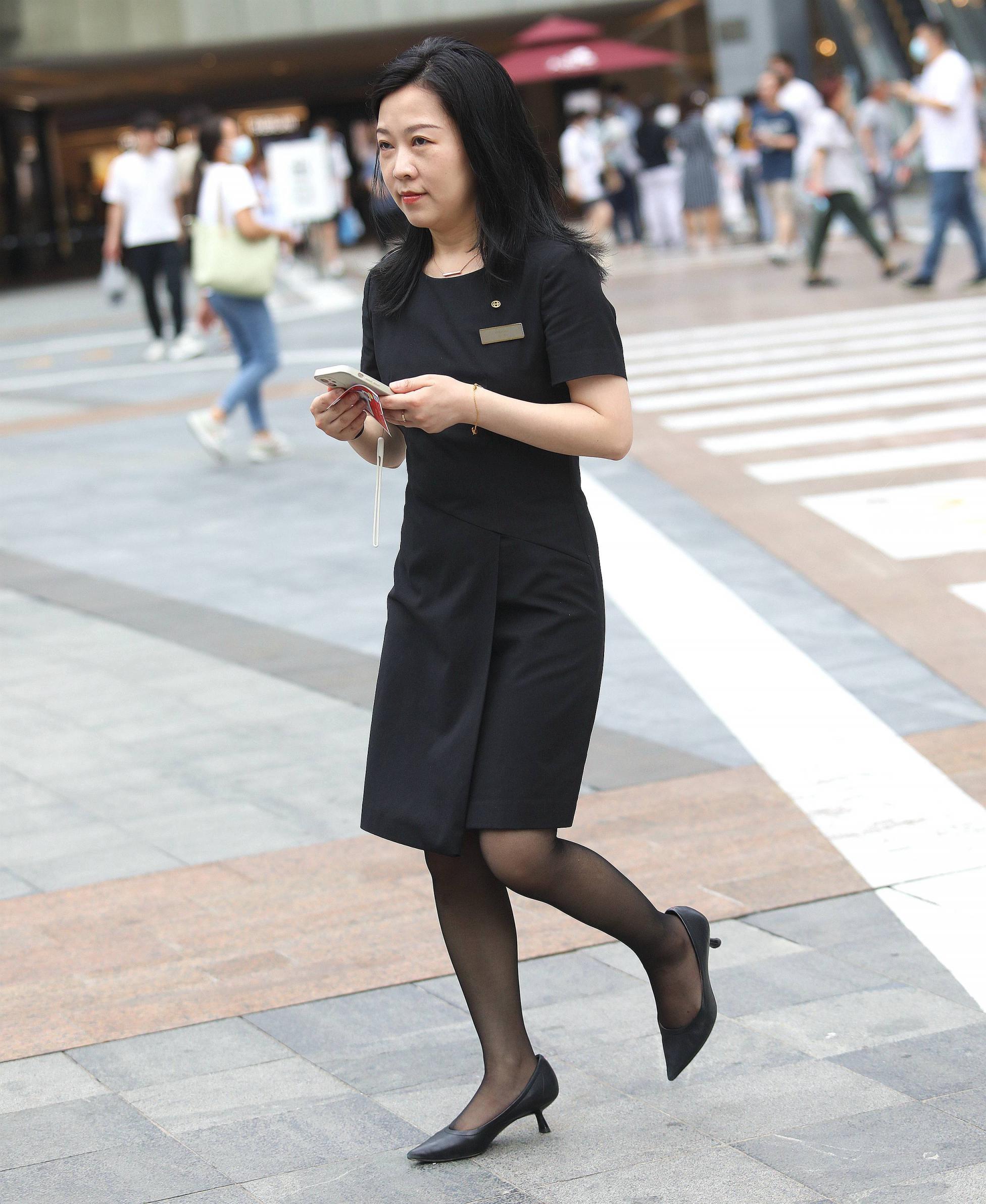 街拍黑丝高跟OL