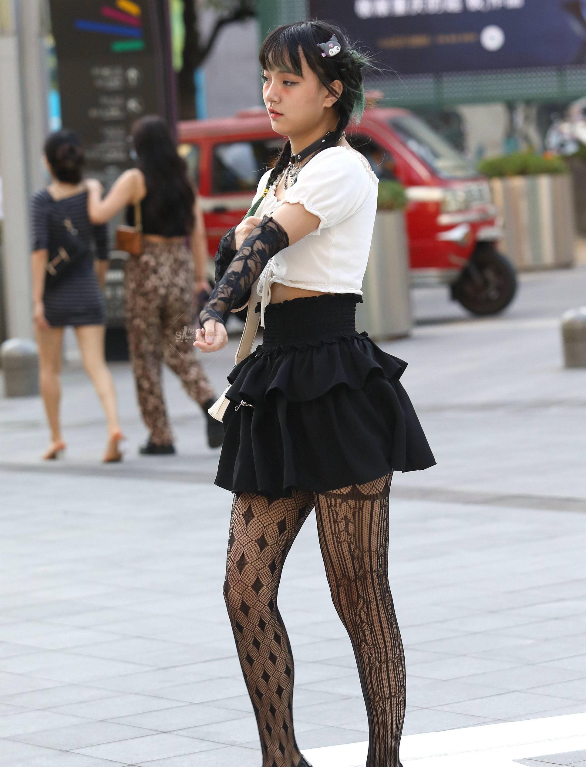 【珏一笑而过】诱惑街拍黑丝妹子