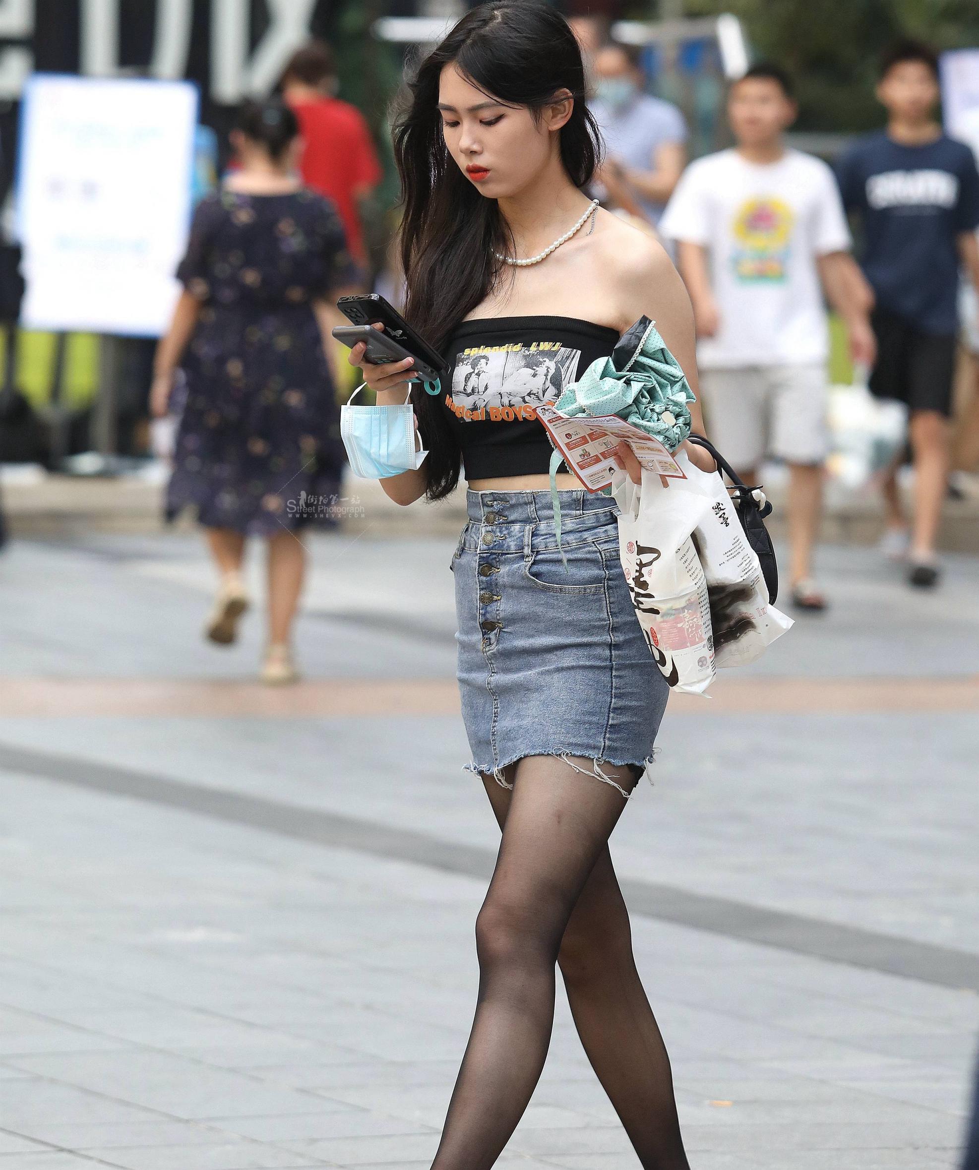 漂亮街拍黑丝妹子