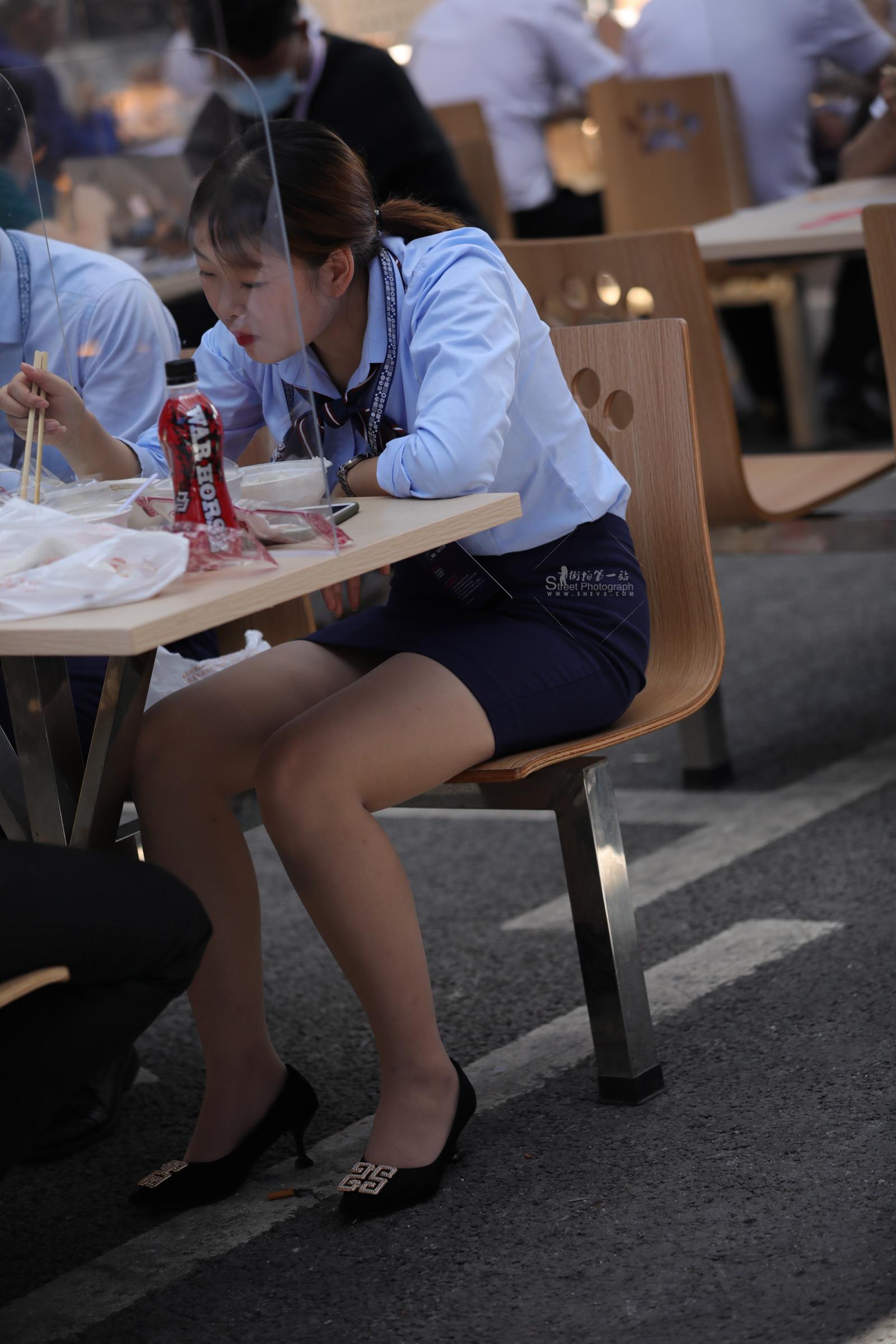 【街拍心灵】肉 丝高跟街拍制服销shou午餐时休息想脱鞋
