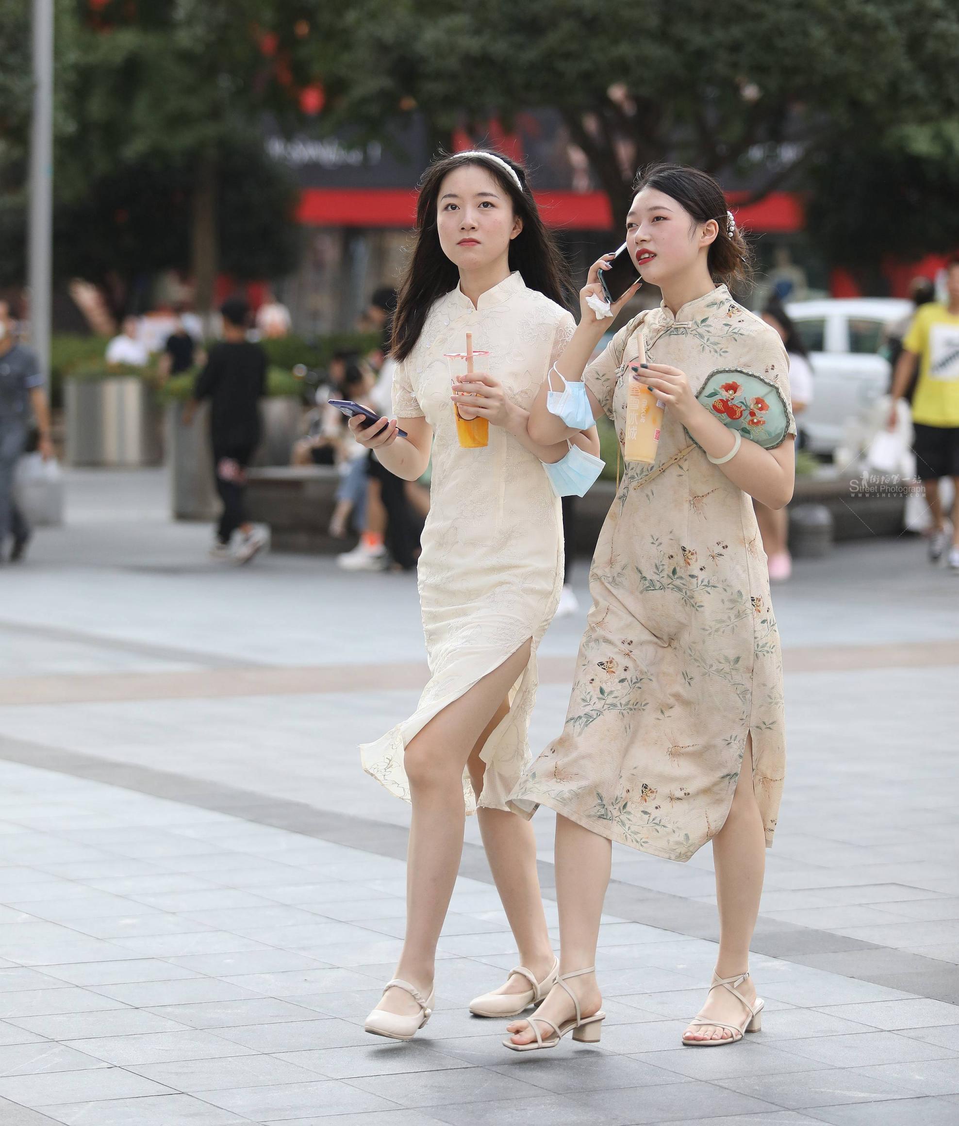  2个旗袍妹子