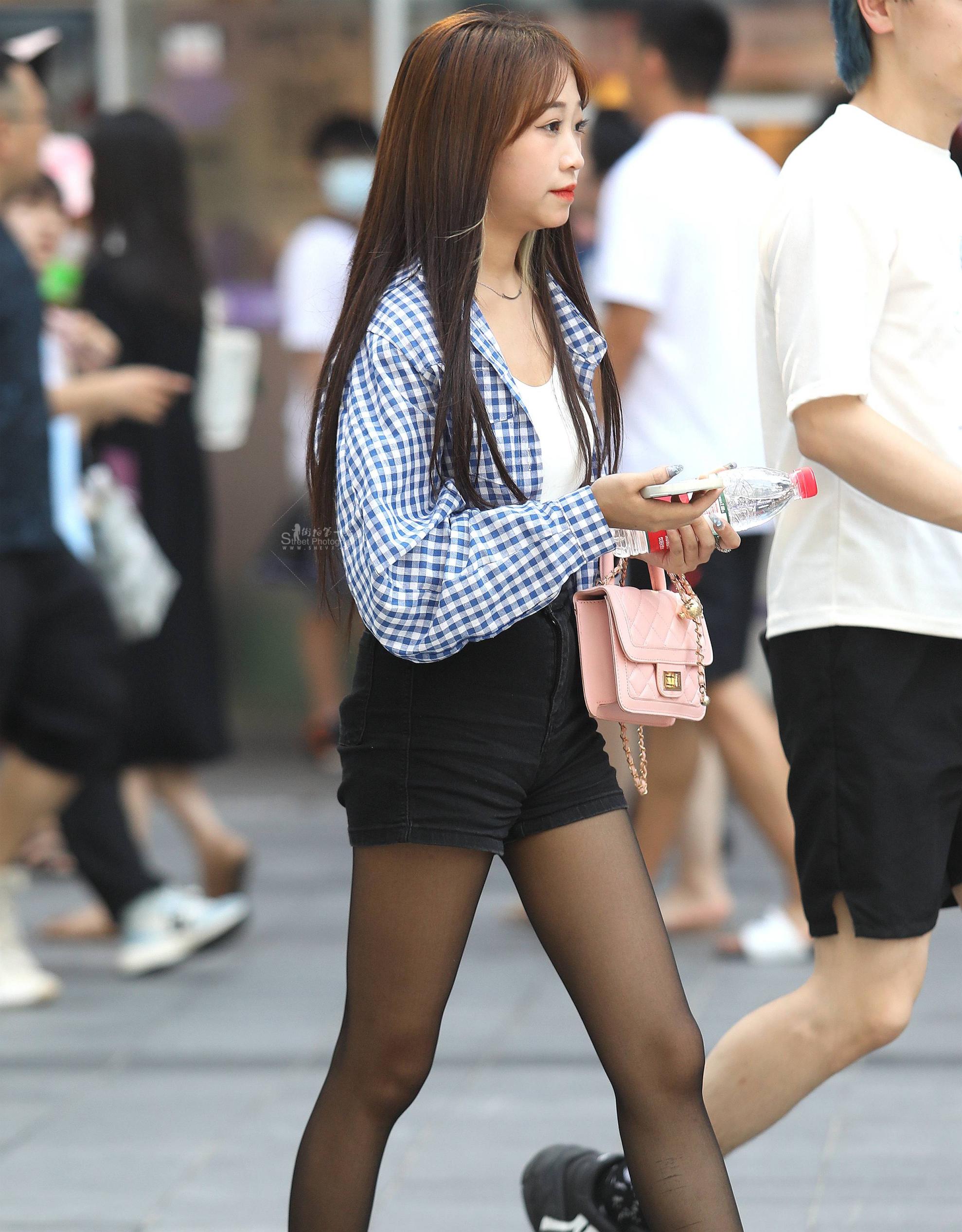 街拍黑丝妹子