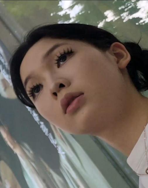 【独家原创】美女的脚跟与臀根+美女强光下的白嫩肉腿
