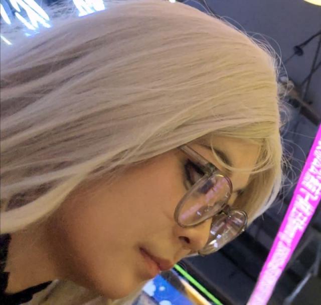 【独家原创】银发美女十字架肉腿上的多处黑丝破口