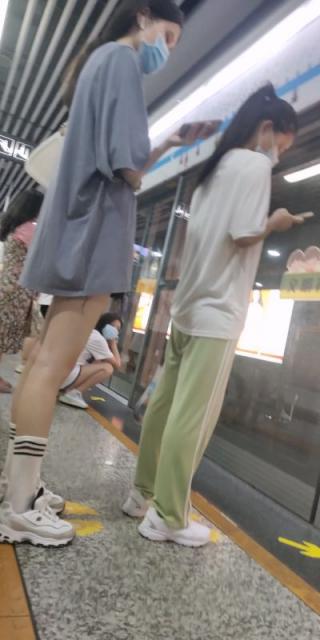 【独家原创】地铁上白嫩清纯的大长腿