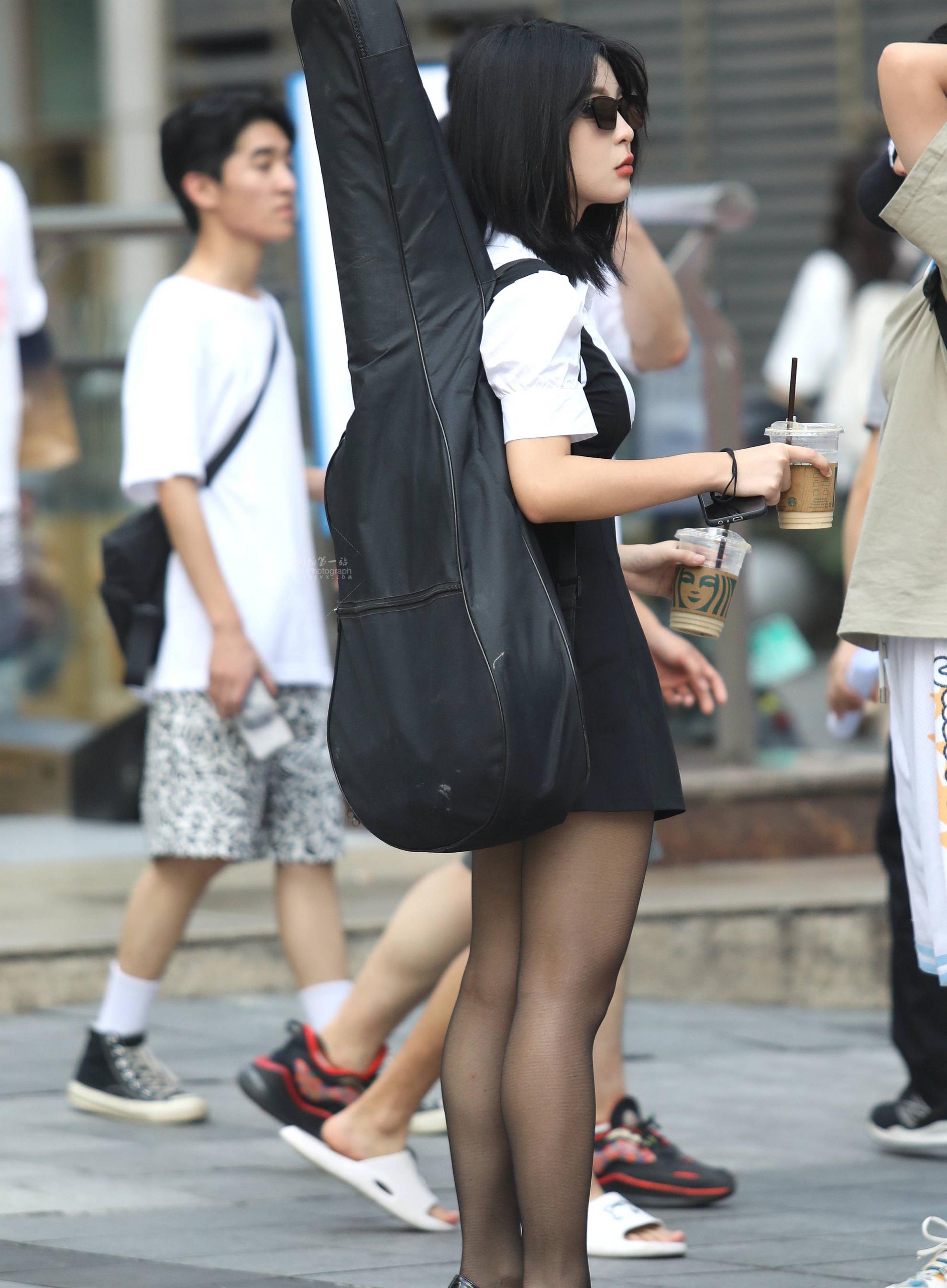 街拍黑丝妹子