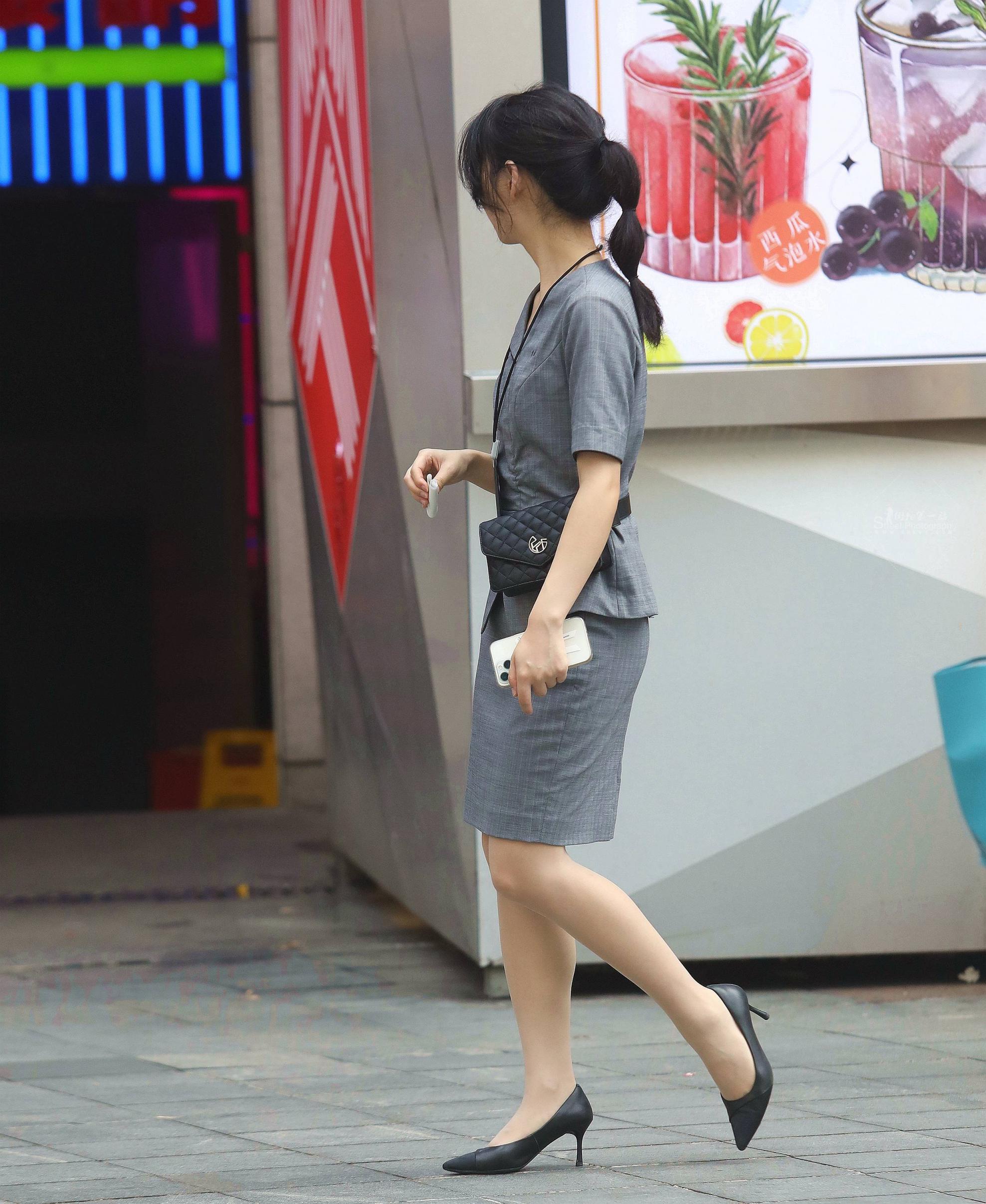 » 诱惑肉丝高跟街拍OL
