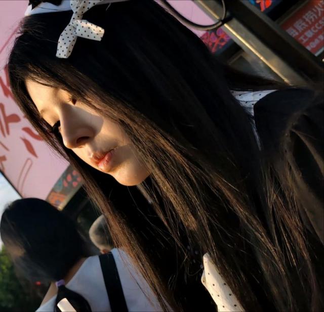 【独家原创】女仆装妹子阳光下的白丝蕾丝袜肉腿