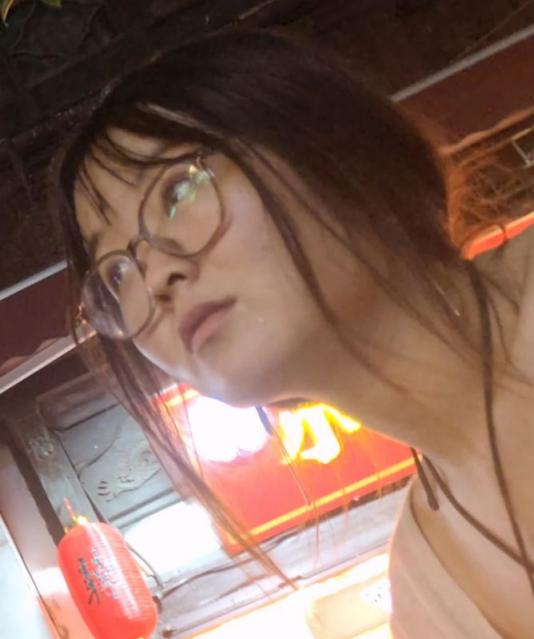 【独家原创】吊带衫妹子的光脚肉腿