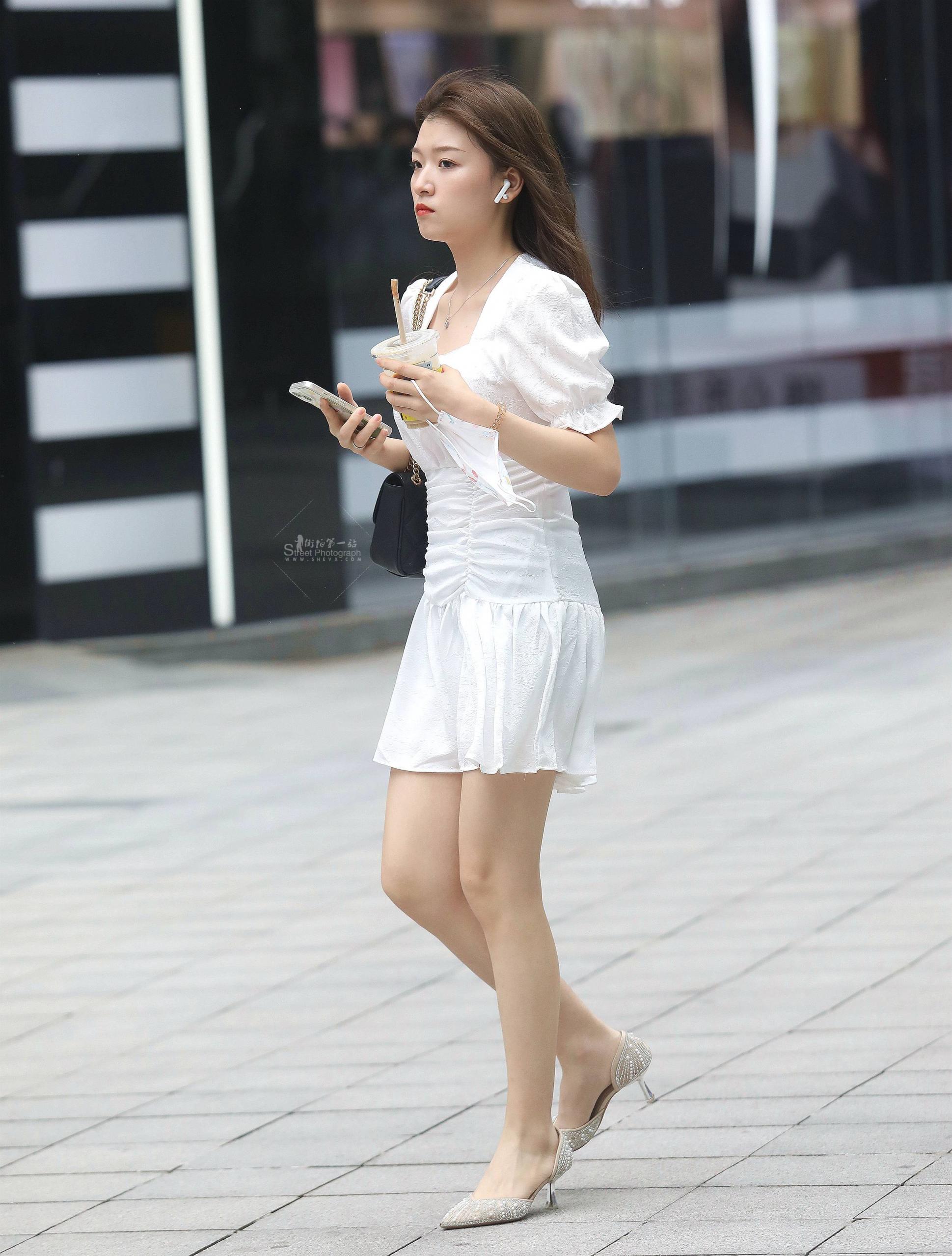 漂亮白裙妹子