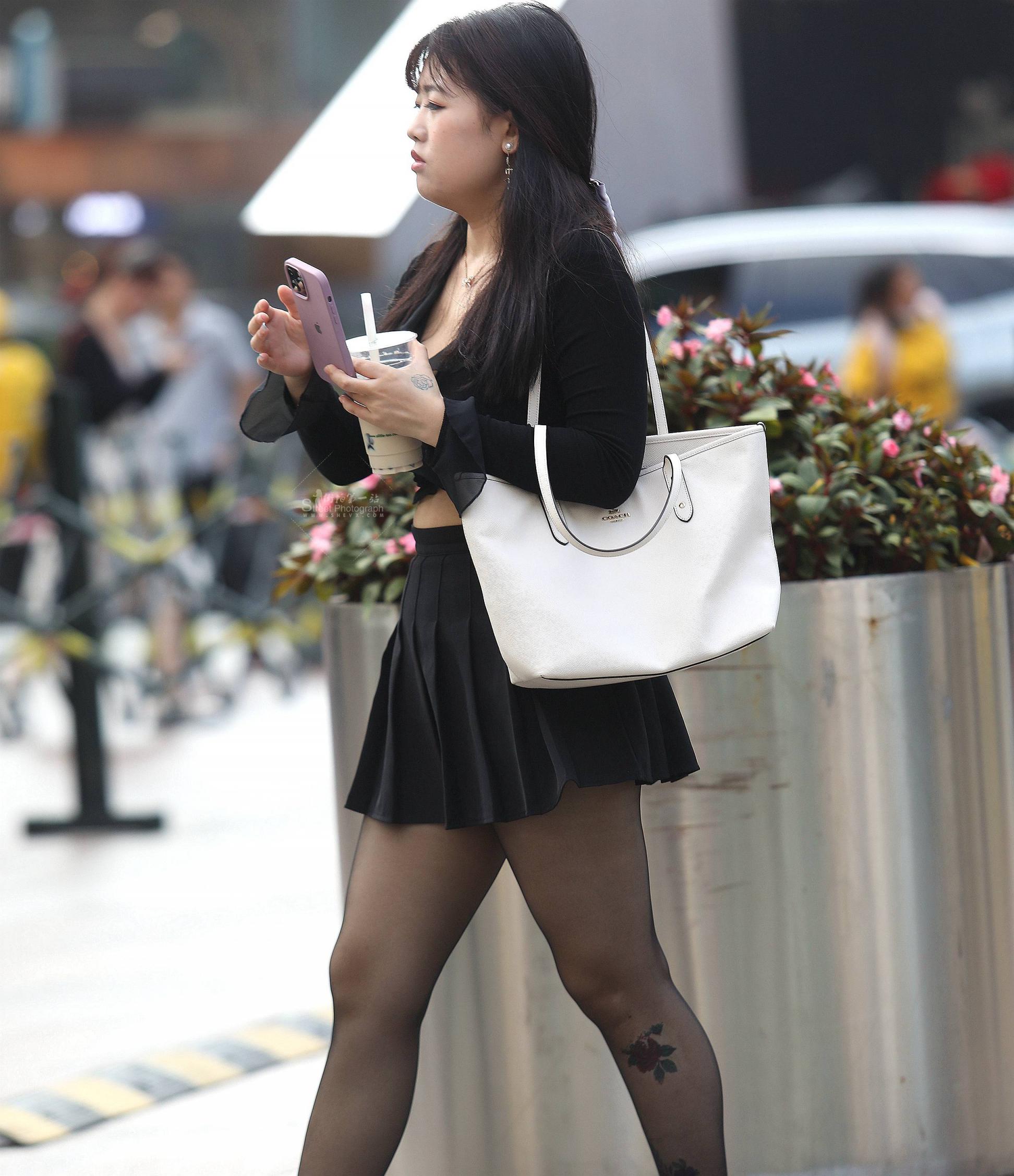街拍黑丝短裙
