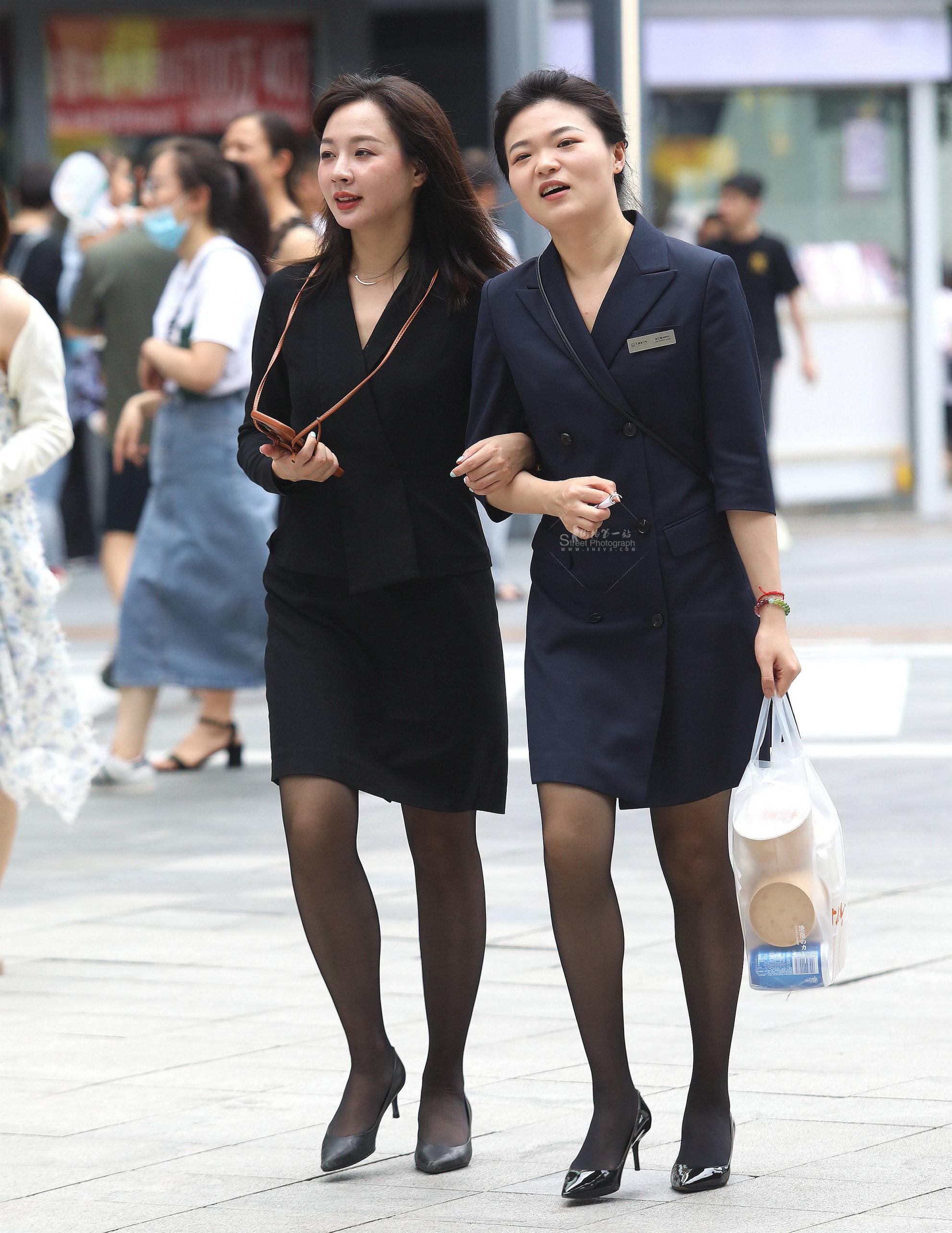 【珏一笑而过】诱惑黑丝街拍高跟OL