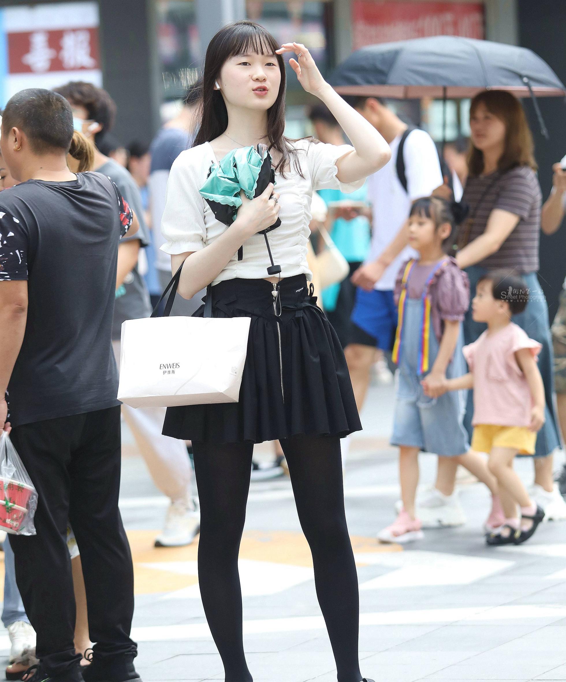 黑丝街拍短裙妹子
