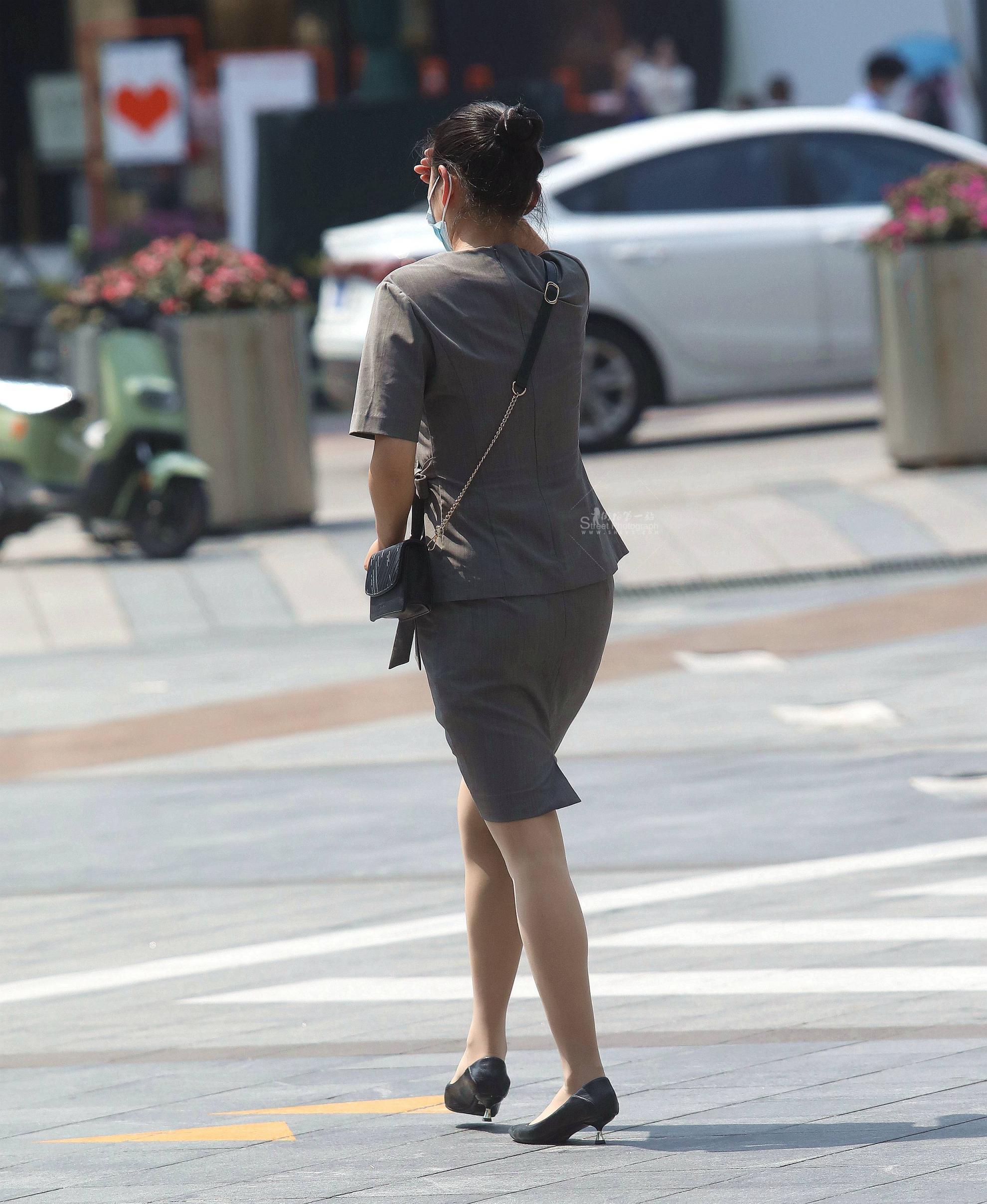  诱惑肉丝街拍高跟OL