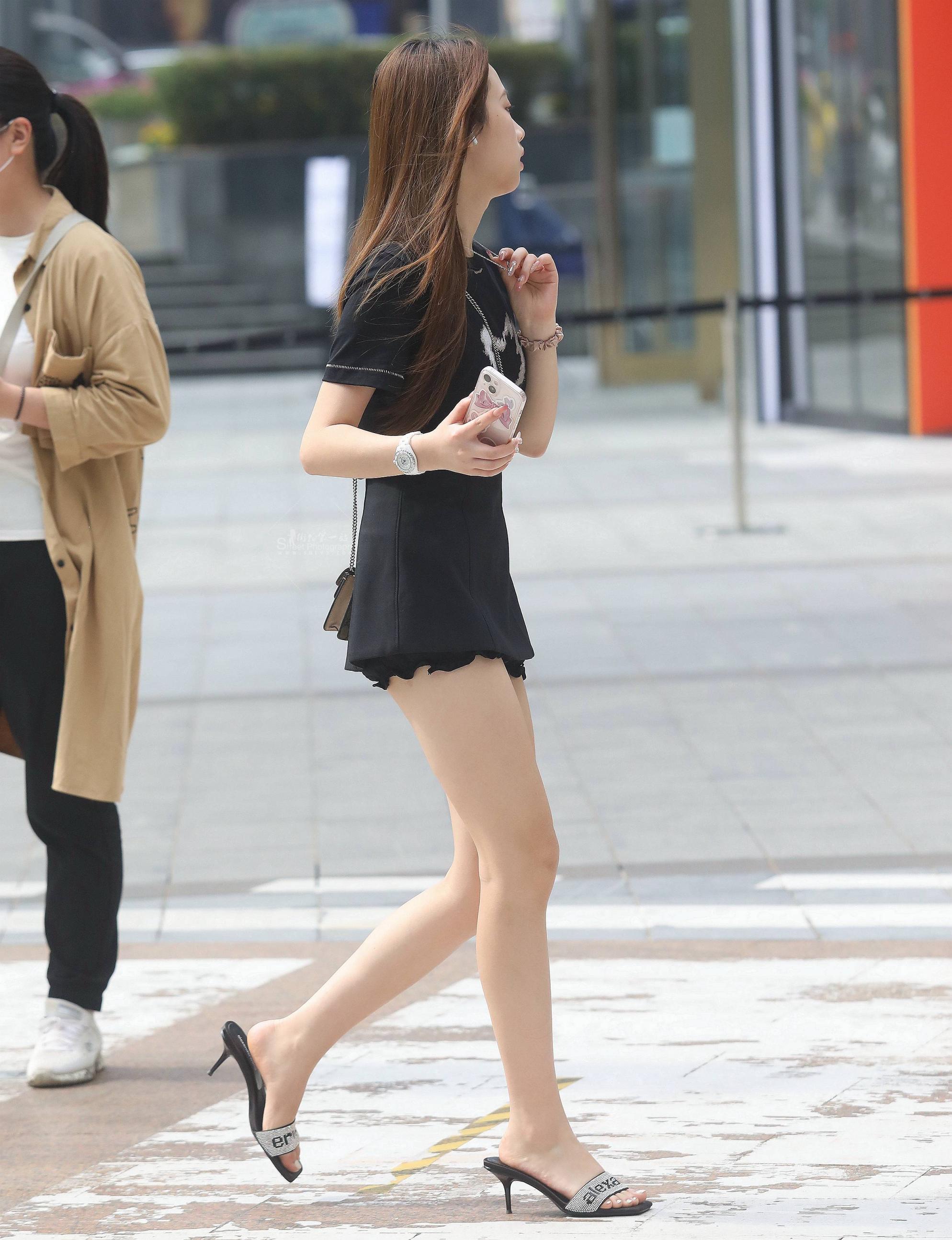  诱惑街拍美腿妹子