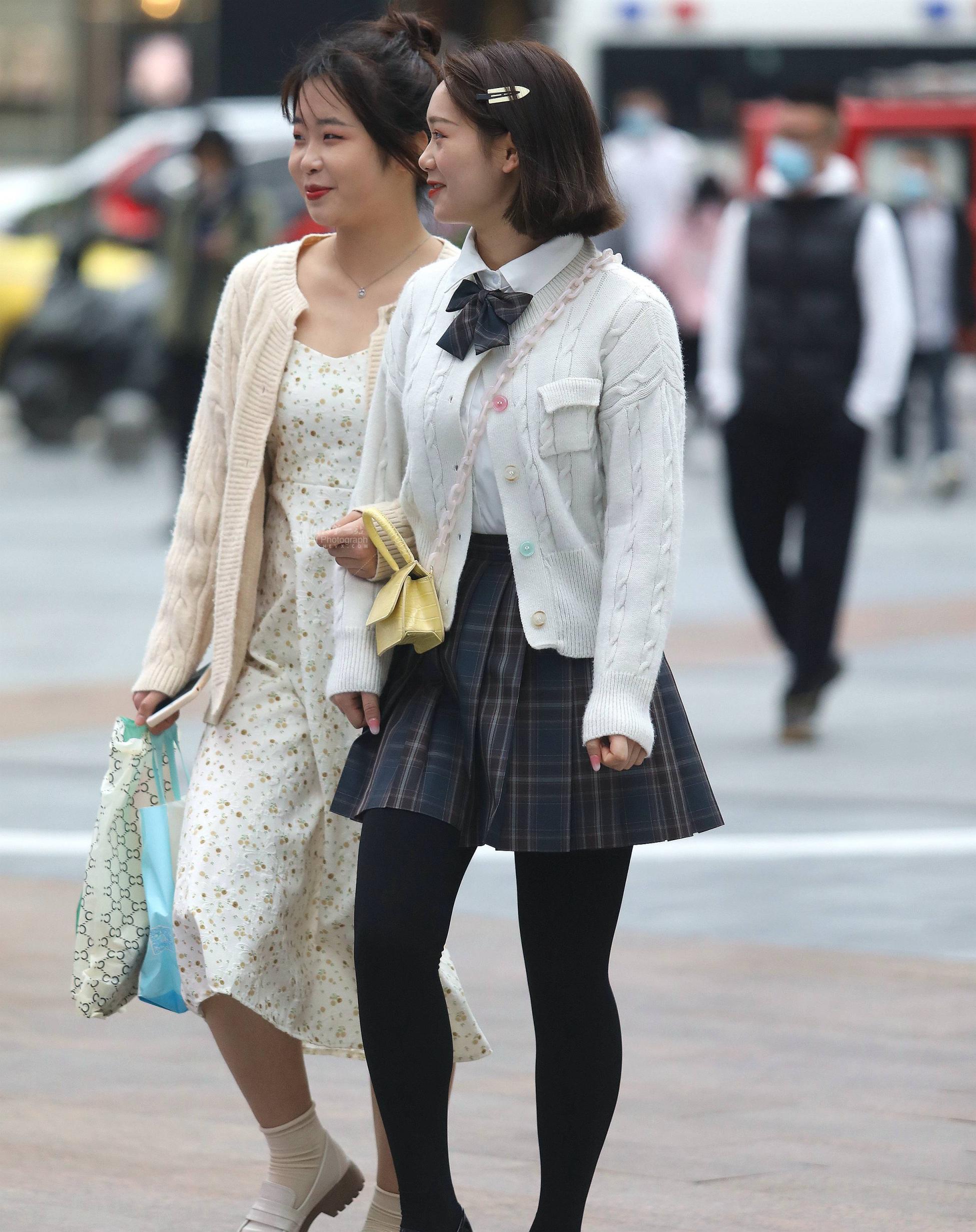 街拍黑丝妹子