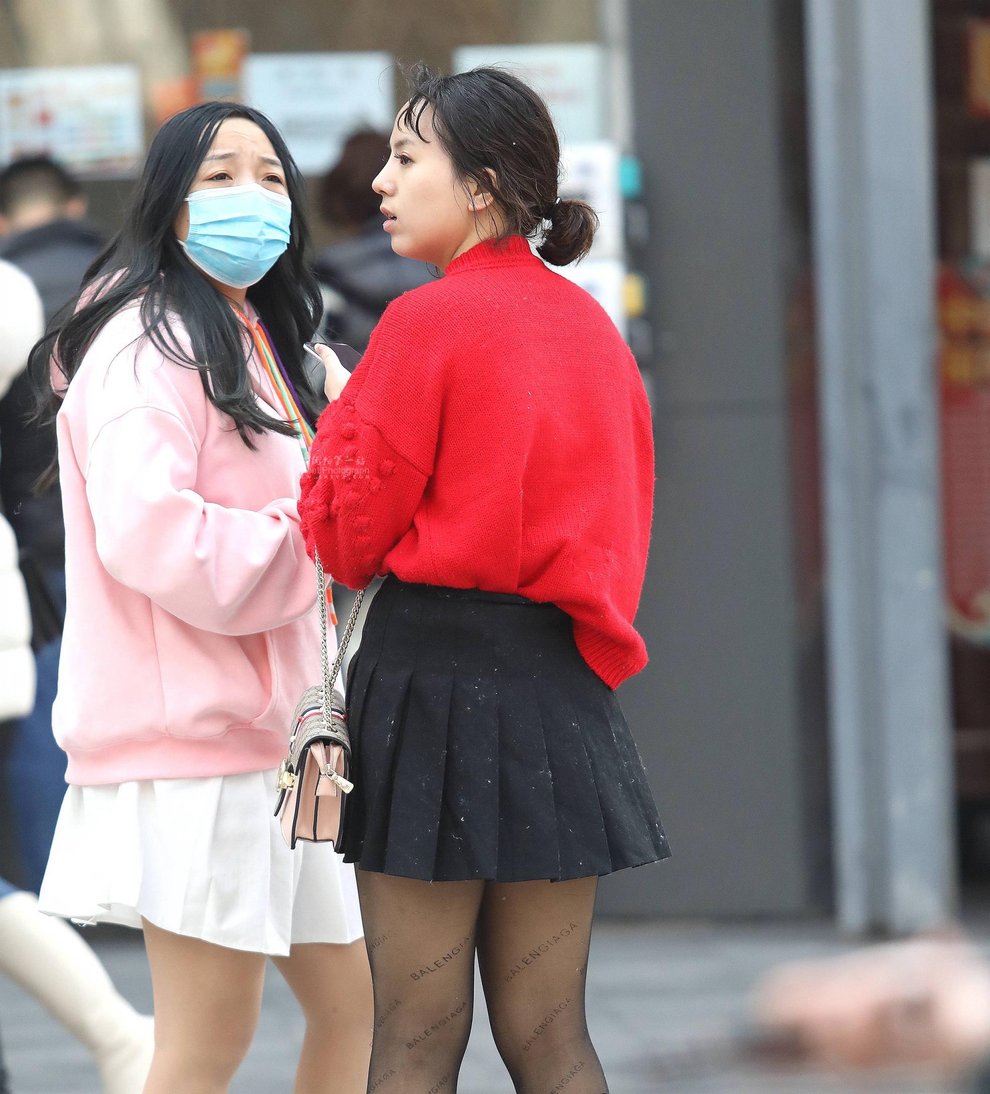  妹子破洞黑色街拍丝袜
