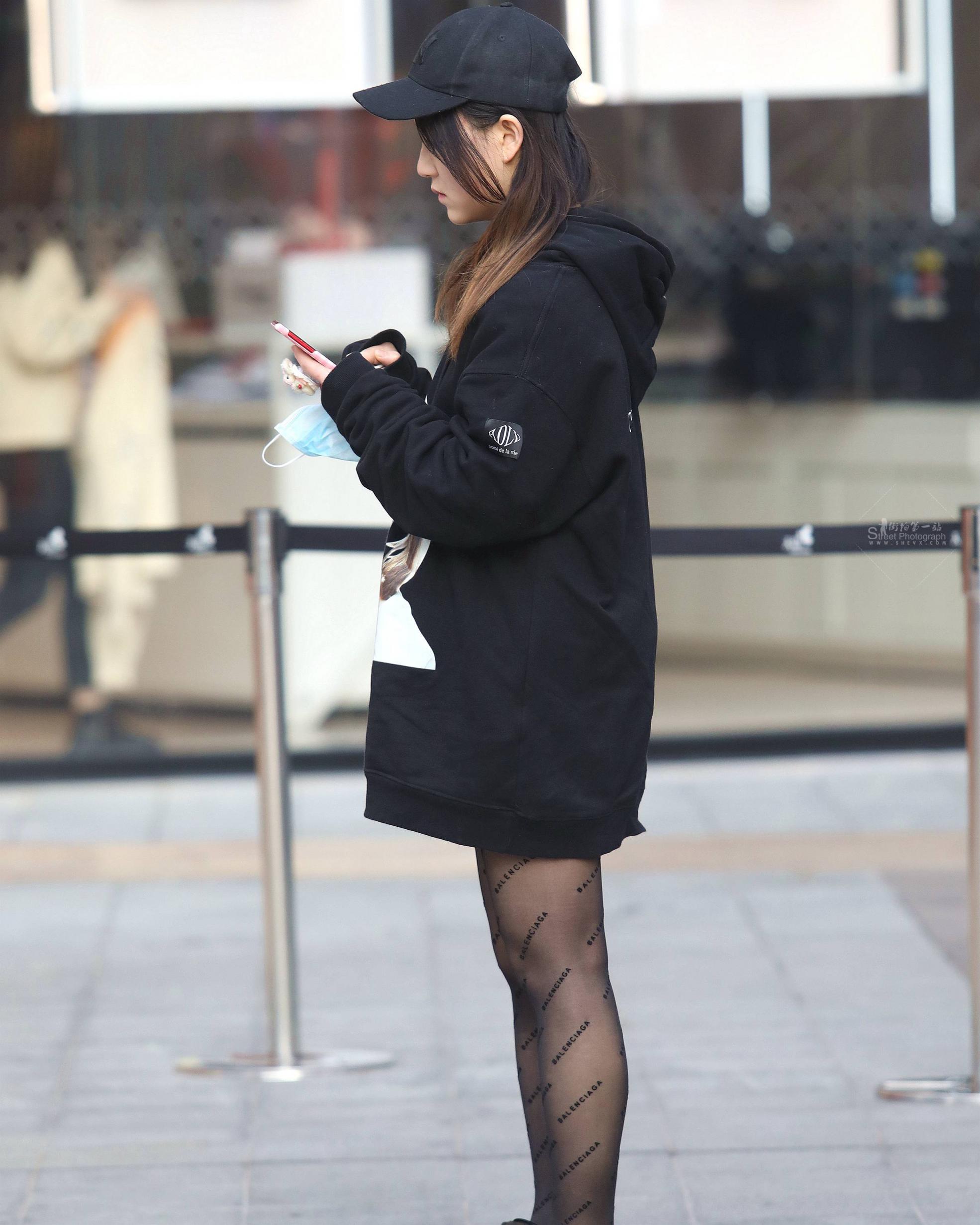  街拍黑丝妹子