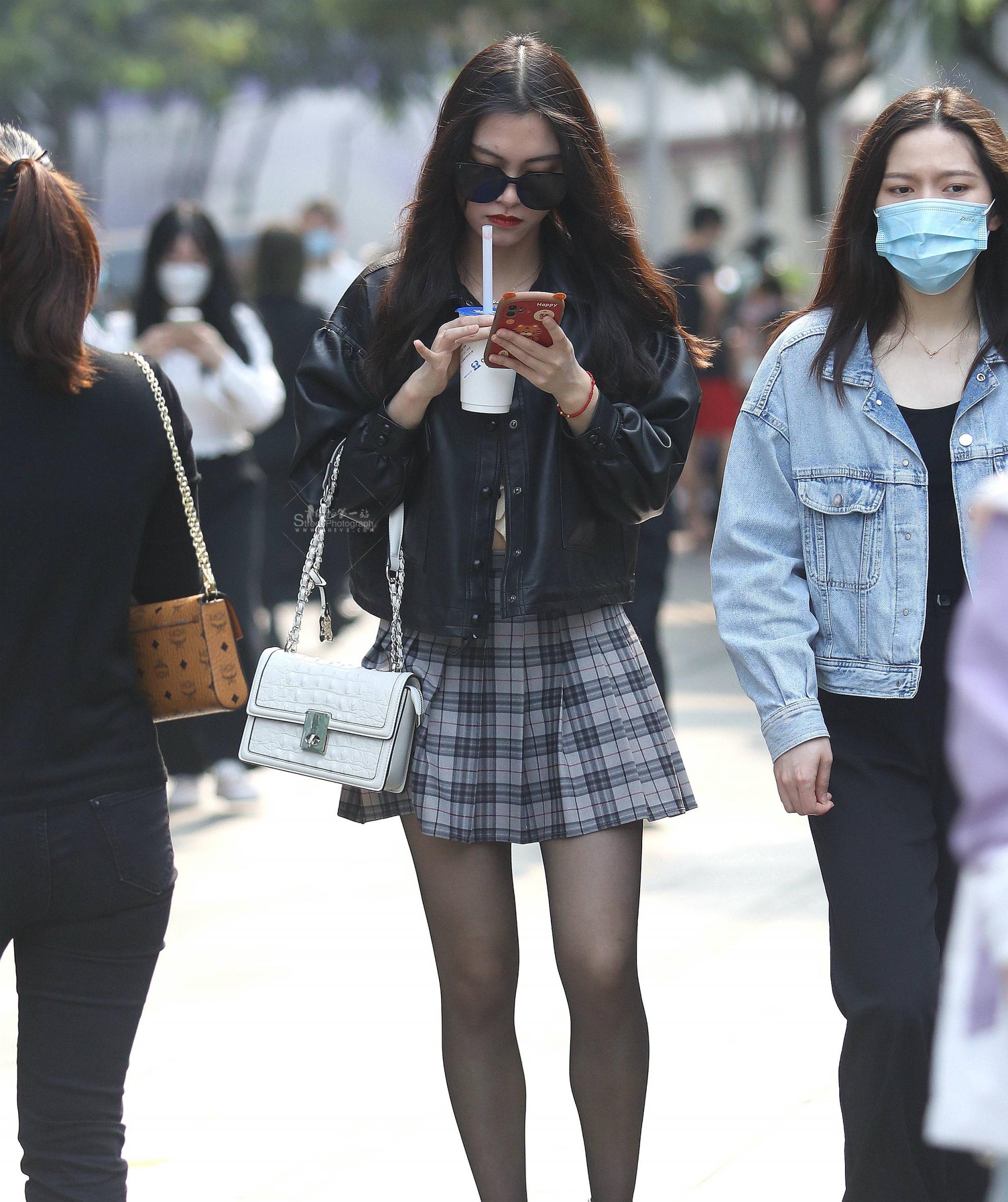  诱惑黑丝街拍短裙妹子