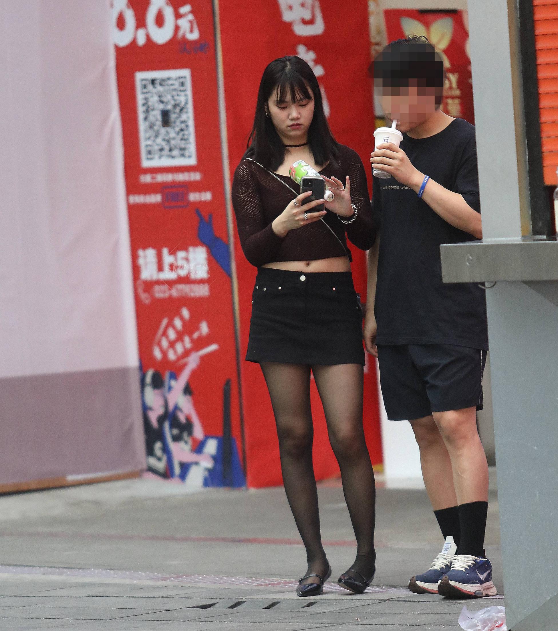 街拍黑丝短裙妹子