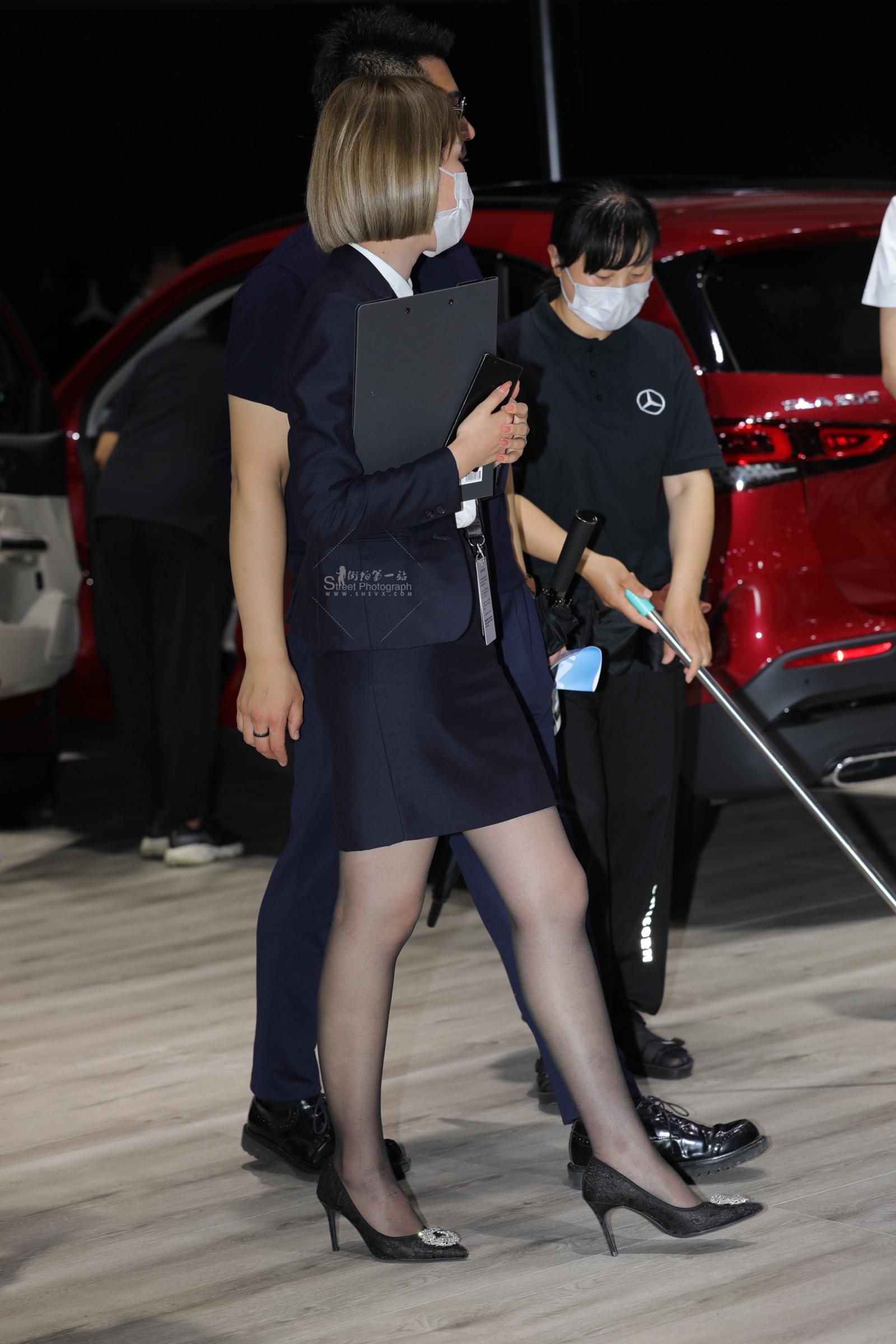 奔驰 销shou 尖头细高跟黑 丝街拍美腿