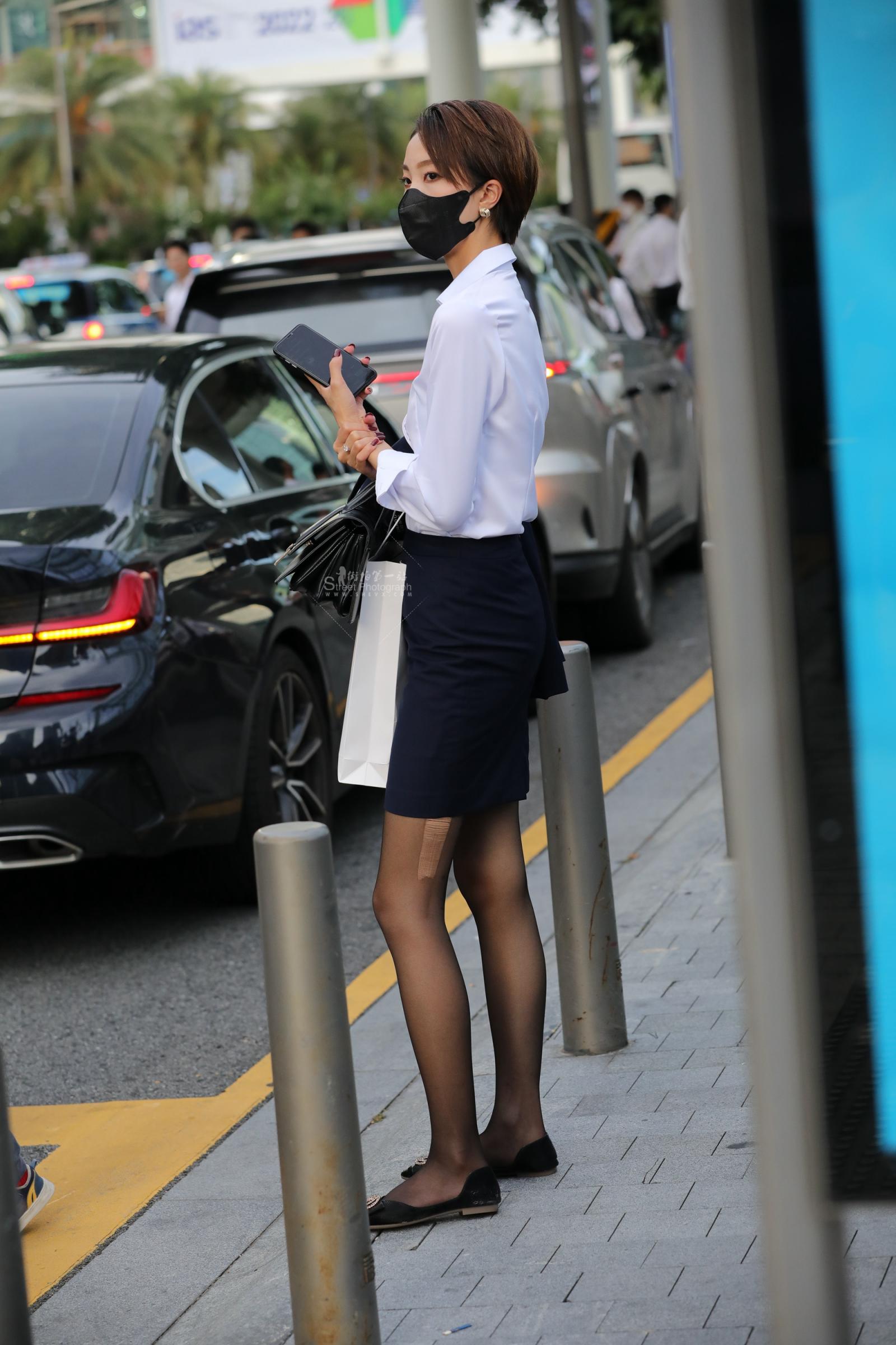 路边偶遇街拍OL下班等车黑 丝大长 腿哇塞